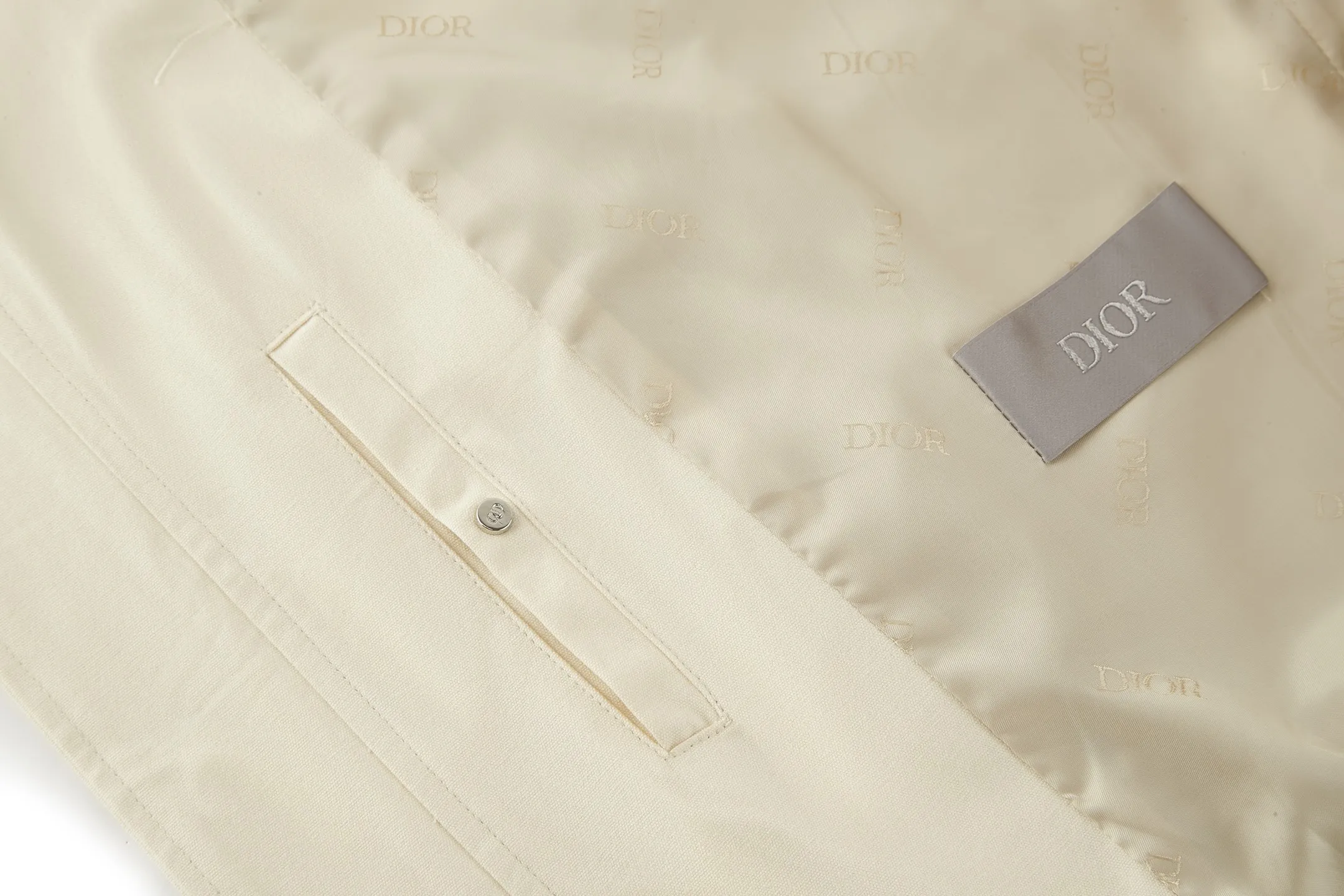 🅿️520 CD 1947 Badge Embroidered Baseball Jacket (off-white). The original version was purchased for 25,000 and developed. It is custom-woven cotton woven fabric with a slightly melting jacquard pattern. It is different from the texture of ordinary workwear on the market. The fabric feels very good. The main body of the back embroidery uses fixed-dye matte embroidery thread on the board and needle embroidery technology. Based on the overall size of the original image as the standard, the embroidery is accurately positioned with laser, and the edge is processed using a special overlocking method. The main lines of the pattern are outlined with needle embroidery and tatami embroidery can be used to fill in the background or details of the pattern. The pattern is embroidered with Tajima machine thousands of needles. The fine stitching method is dense and ultra-high density without revealing white. The pattern is clear and has a strong sense of lines and three-dimensionality. The added three-dimensional design enriches the spatial level of the overall picture. The hardware and accessories of the whole garment are all customized according to the original molding, with two-way zipper opening and closing, and a zipper puller engraved with the DR logo. Size:46-48-50-52