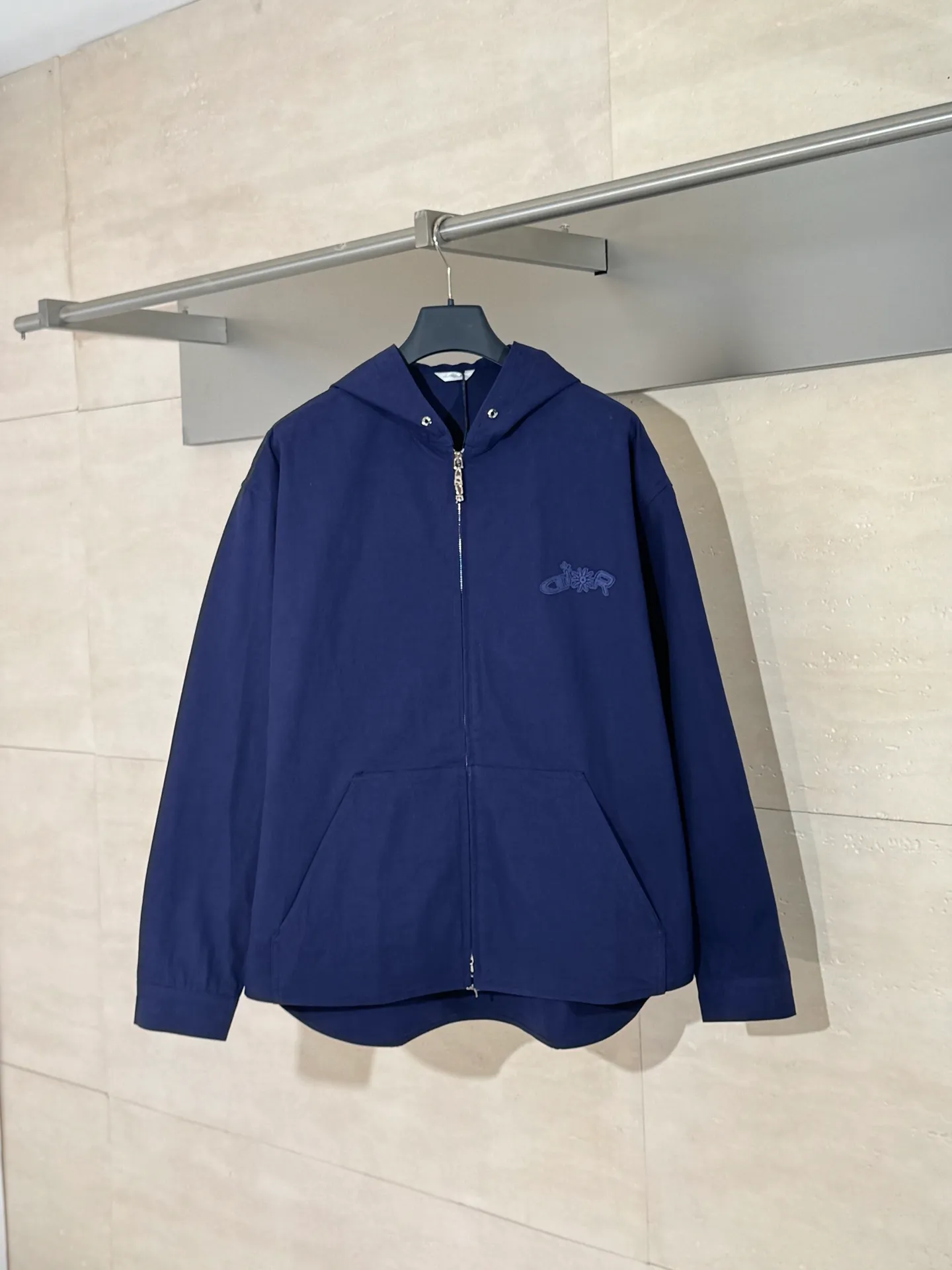 🅿️600 Dio*/Dior 25ss new hooded jacket with letter embroidery on the chest, new product in the 2025 autumn series, from the AND LEWIS HLTON limited series. Crafted from blue cotton and embellished with tonal co-branded embroidery, the logo is reinterpreted in a graphic style. Can be paired with this joint series to create a sophisticated look.  Size：S/M/L/XL