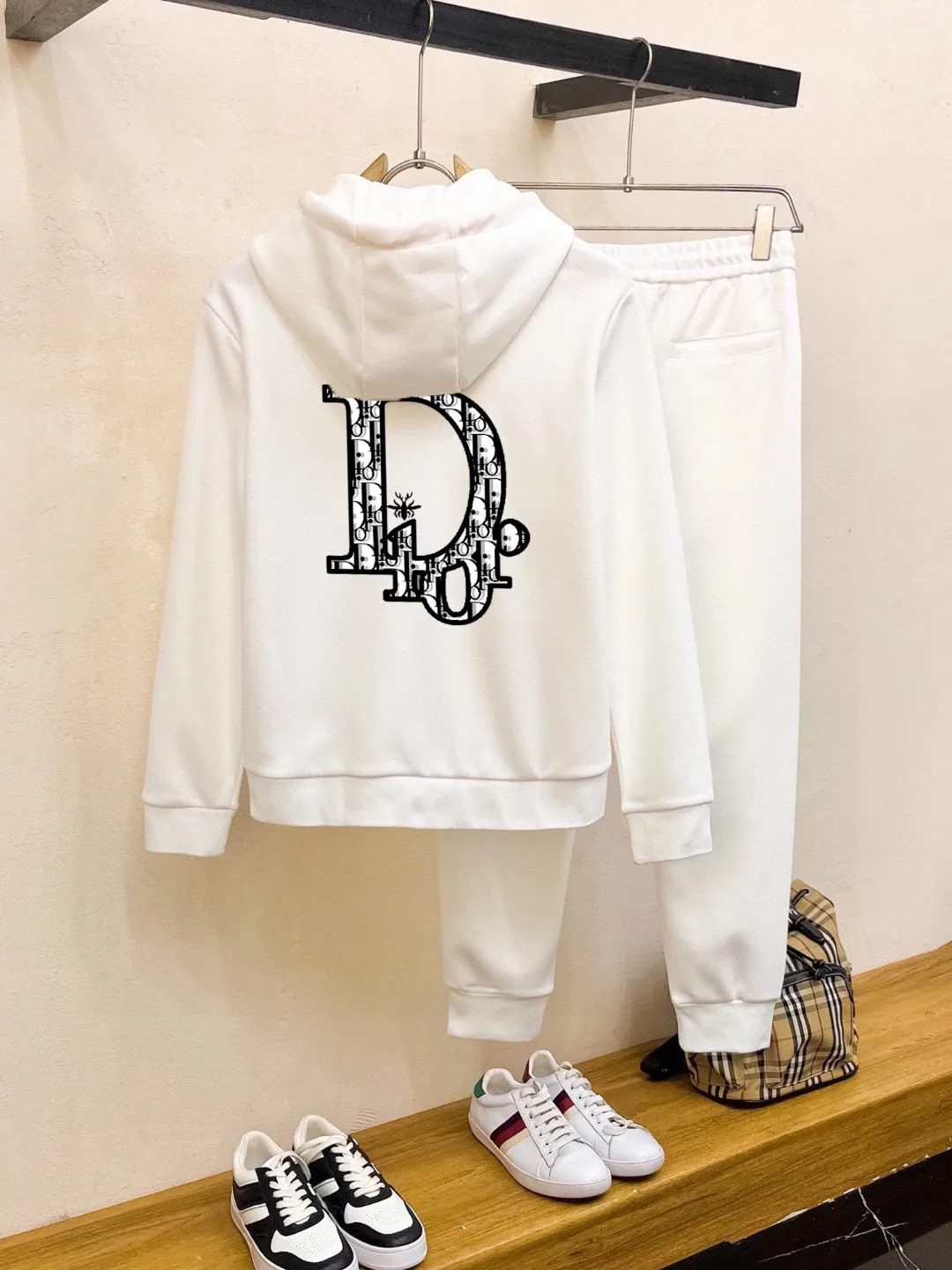 🅿️420 [DIOR Dior] (Fat Man Gospel) hot-selling suit is coming. Focus on the original version of the official website. 2025 new hot-selling cardigan sweater suit. The original order is the best product. 🇭🇰The meticulous work of top designers is dedicated to a fitting and perfect upper body effect. All-natural high-quality Roman cotton 100%, close-fitting comfort, noble and elegant! Original hardware embodies elegance and nobility! Counter size: M-5XL (maximum wear up to 220 pounds)