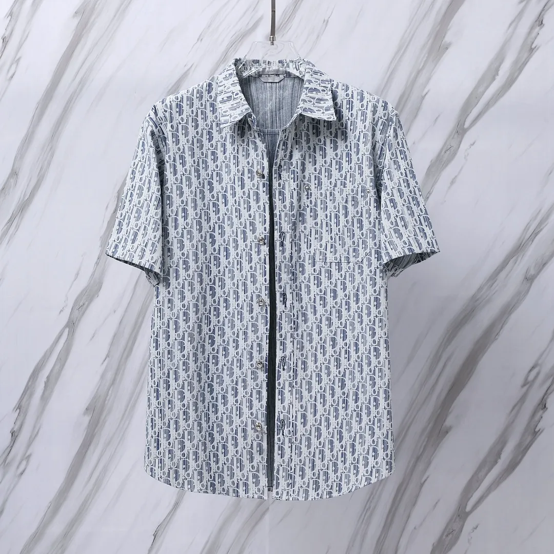 🅿️260 Item No.: D68 (Dior CD all-over lettering denim jacquard short-sleeved shirt) Dior/Dior DR letter-dyed all-over logo jacquard short-sleeved shirt jacket. The fabric is made of high-definition fabrics and is based on the original version. 36 processes are independently completed in the own brand factory assembly line. Exquisite workmanship, neat routing, fine stitch length, loose and versatile version, casual and fashionable trend The buttons are made of exclusive molded aluminum buttons, which are not easy to rust after being stored for a long time after washing. The "Dior" letters on the small buttons on the pockets are clearly visible. The letters on the fabric are printed using a discharge printing process. The color of the original yarn is turned into dark blue. It is not the so-called printed or jacquard fabric on the market. The texture of the fabric is thick and stiff, and the fabric properties are not easy to wrinkle. The dyeing yarn restores the original color. The packaging uses a new packaging bag with DR letters. The packaging tags are complete. The same style for men and women. Can be packaged in a full gift box. Color: light blue. Short-sleeved size: 38/39/40/41