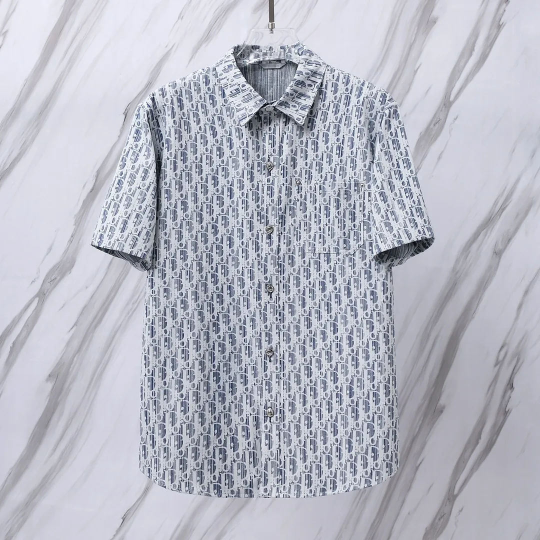 🅿️260 Item No.: D68 (Dior CD all-over lettering denim jacquard short-sleeved shirt) Dior/Dior DR letter-dyed all-over logo jacquard short-sleeved shirt jacket. The fabric is made of high-definition fabrics and is based on the original version. 36 processes are independently completed in the own brand factory assembly line. Exquisite workmanship, neat routing, fine stitch length, loose and versatile version, casual and fashionable trend The buttons are made of exclusive molded aluminum buttons, which are not easy to rust after being stored for a long time after washing. The "Dior" letters on the small buttons on the pockets are clearly visible. The letters on the fabric are printed using a discharge printing process. The color of the original yarn is turned into dark blue. It is not the so-called printed or jacquard fabric on the market. The texture of the fabric is thick and stiff, and the fabric properties are not easy to wrinkle. The dyeing yarn restores the original color. The packaging uses a new packaging bag with DR letters. The packaging tags are complete. The same style for men and women. Can be packaged in a full gift box. Color: light blue. Short-sleeved size: 38/39/40/41