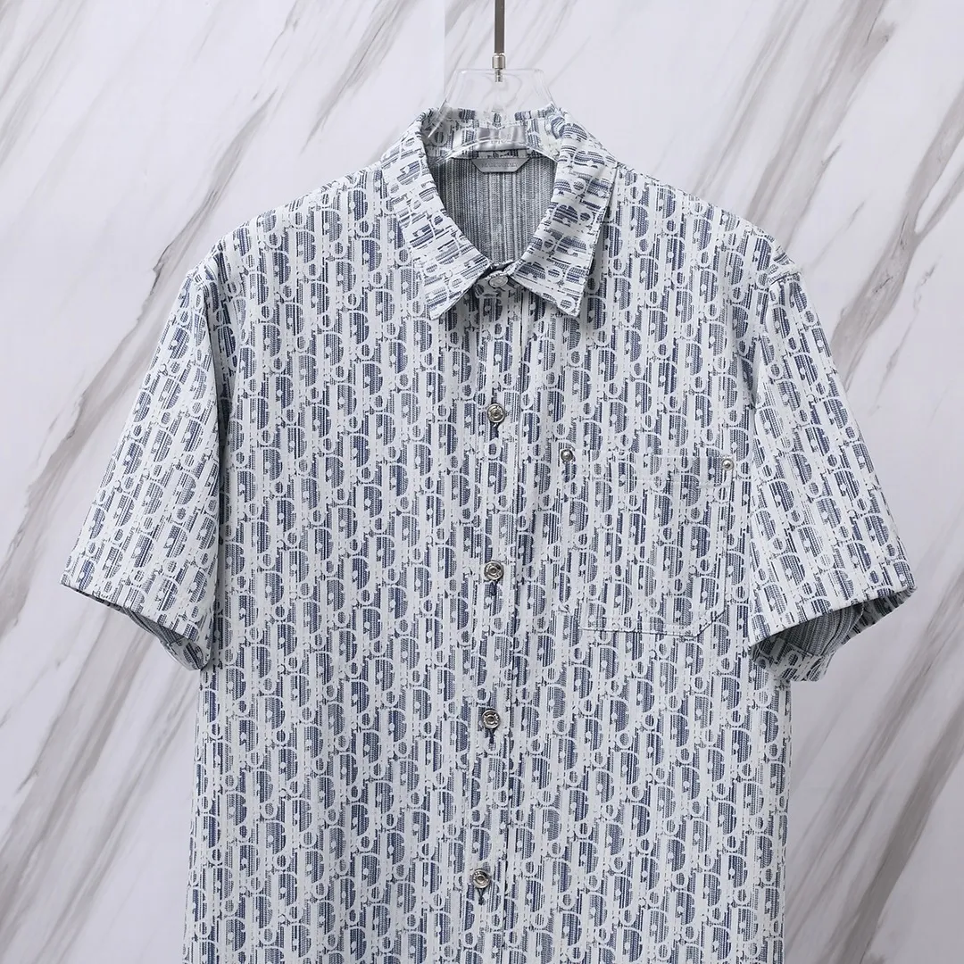 🅿️260 Item No.: D68 (Dior CD all-over lettering denim jacquard short-sleeved shirt) Dior/Dior DR letter-dyed all-over logo jacquard short-sleeved shirt jacket. The fabric is made of high-definition fabrics and is based on the original version. 36 processes are independently completed in the own brand factory assembly line. Exquisite workmanship, neat routing, fine stitch length, loose and versatile version, casual and fashionable trend The buttons are made of exclusive molded aluminum buttons, which are not easy to rust after being stored for a long time after washing. The "Dior" letters on the small buttons on the pockets are clearly visible. The letters on the fabric are printed using a discharge printing process. The color of the original yarn is turned into dark blue. It is not the so-called printed or jacquard fabric on the market. The texture of the fabric is thick and stiff, and the fabric properties are not easy to wrinkle. The dyeing yarn restores the original color. The packaging uses a new packaging bag with DR letters. The packaging tags are complete. The same style for men and women. Can be packaged in a full gift box. Color: light blue. Short-sleeved size: 38/39/40/41