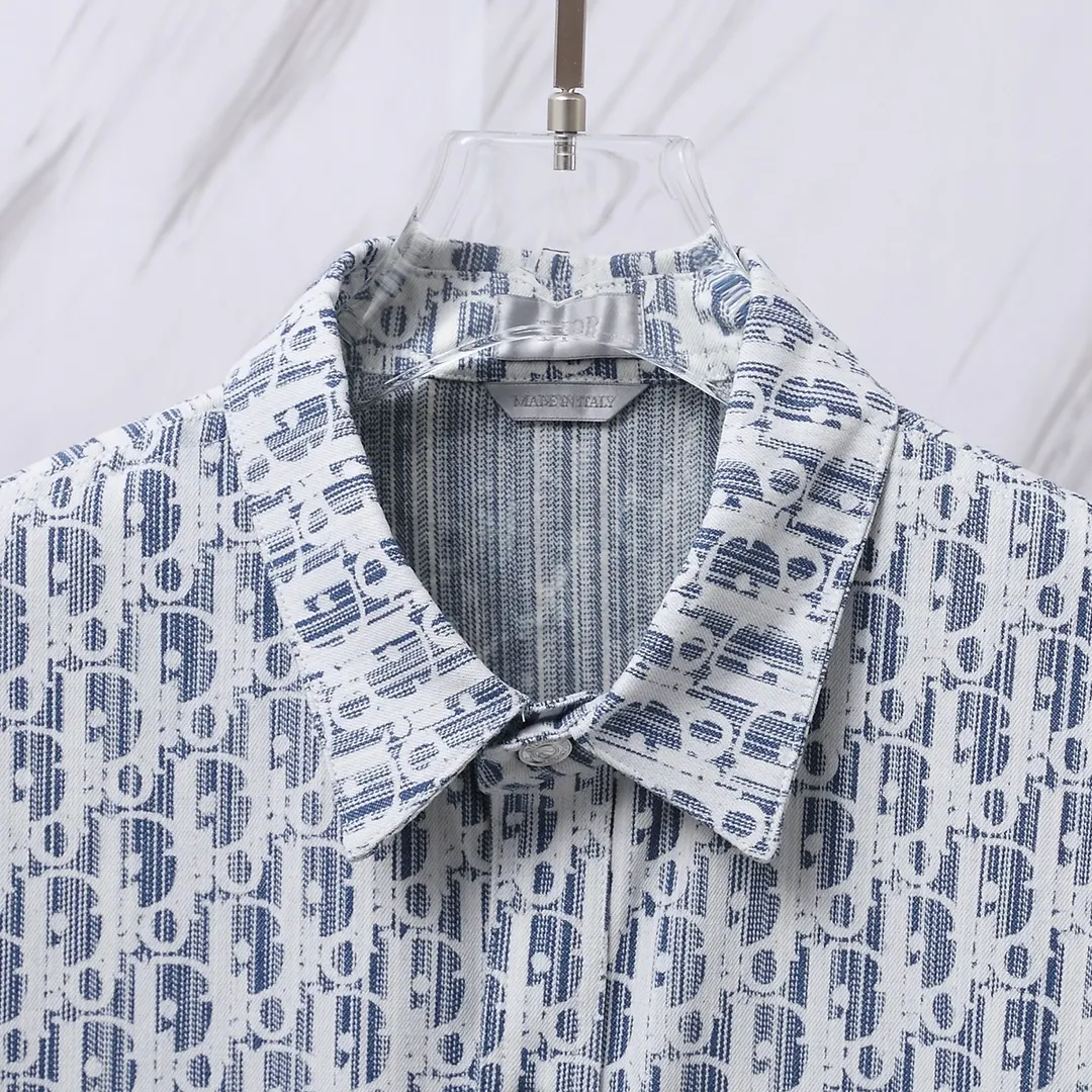 🅿️260 Item No.: D68 (Dior CD all-over lettering denim jacquard short-sleeved shirt) Dior/Dior DR letter-dyed all-over logo jacquard short-sleeved shirt jacket. The fabric is made of high-definition fabrics and is based on the original version. 36 processes are independently completed in the own brand factory assembly line. Exquisite workmanship, neat routing, fine stitch length, loose and versatile version, casual and fashionable trend The buttons are made of exclusive molded aluminum buttons, which are not easy to rust after being stored for a long time after washing. The "Dior" letters on the small buttons on the pockets are clearly visible. The letters on the fabric are printed using a discharge printing process. The color of the original yarn is turned into dark blue. It is not the so-called printed or jacquard fabric on the market. The texture of the fabric is thick and stiff, and the fabric properties are not easy to wrinkle. The dyeing yarn restores the original color. The packaging uses a new packaging bag with DR letters. The packaging tags are complete. The same style for men and women. Can be packaged in a full gift box. Color: light blue. Short-sleeved size: 38/39/40/41