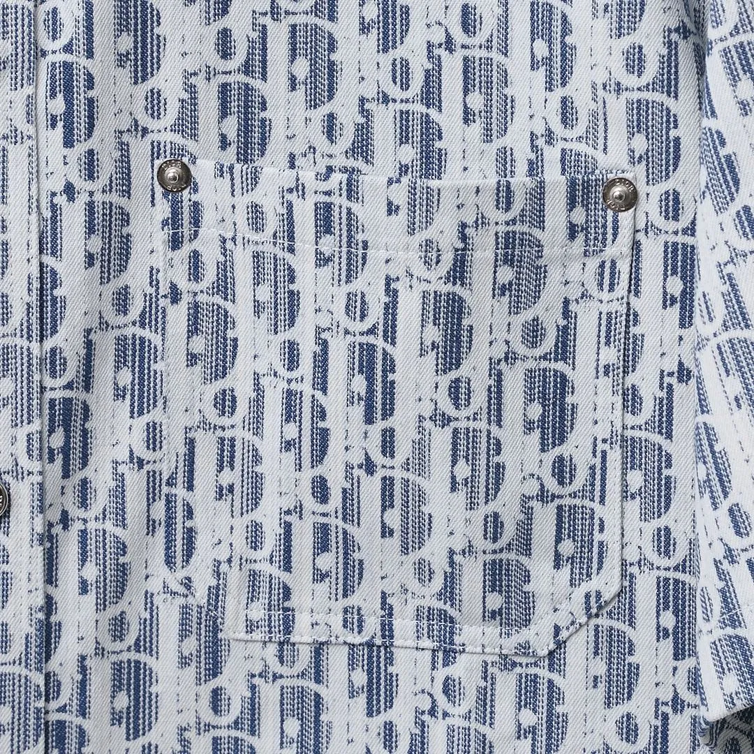🅿️260 Item No.: D68 (Dior CD all-over lettering denim jacquard short-sleeved shirt) Dior/Dior DR letter-dyed all-over logo jacquard short-sleeved shirt jacket. The fabric is made of high-definition fabrics and is based on the original version. 36 processes are independently completed in the own brand factory assembly line. Exquisite workmanship, neat routing, fine stitch length, loose and versatile version, casual and fashionable trend The buttons are made of exclusive molded aluminum buttons, which are not easy to rust after being stored for a long time after washing. The "Dior" letters on the small buttons on the pockets are clearly visible. The letters on the fabric are printed using a discharge printing process. The color of the original yarn is turned into dark blue. It is not the so-called printed or jacquard fabric on the market. The texture of the fabric is thick and stiff, and the fabric properties are not easy to wrinkle. The dyeing yarn restores the original color. The packaging uses a new packaging bag with DR letters. The packaging tags are complete. The same style for men and women. Can be packaged in a full gift box. Color: light blue. Short-sleeved size: 38/39/40/41