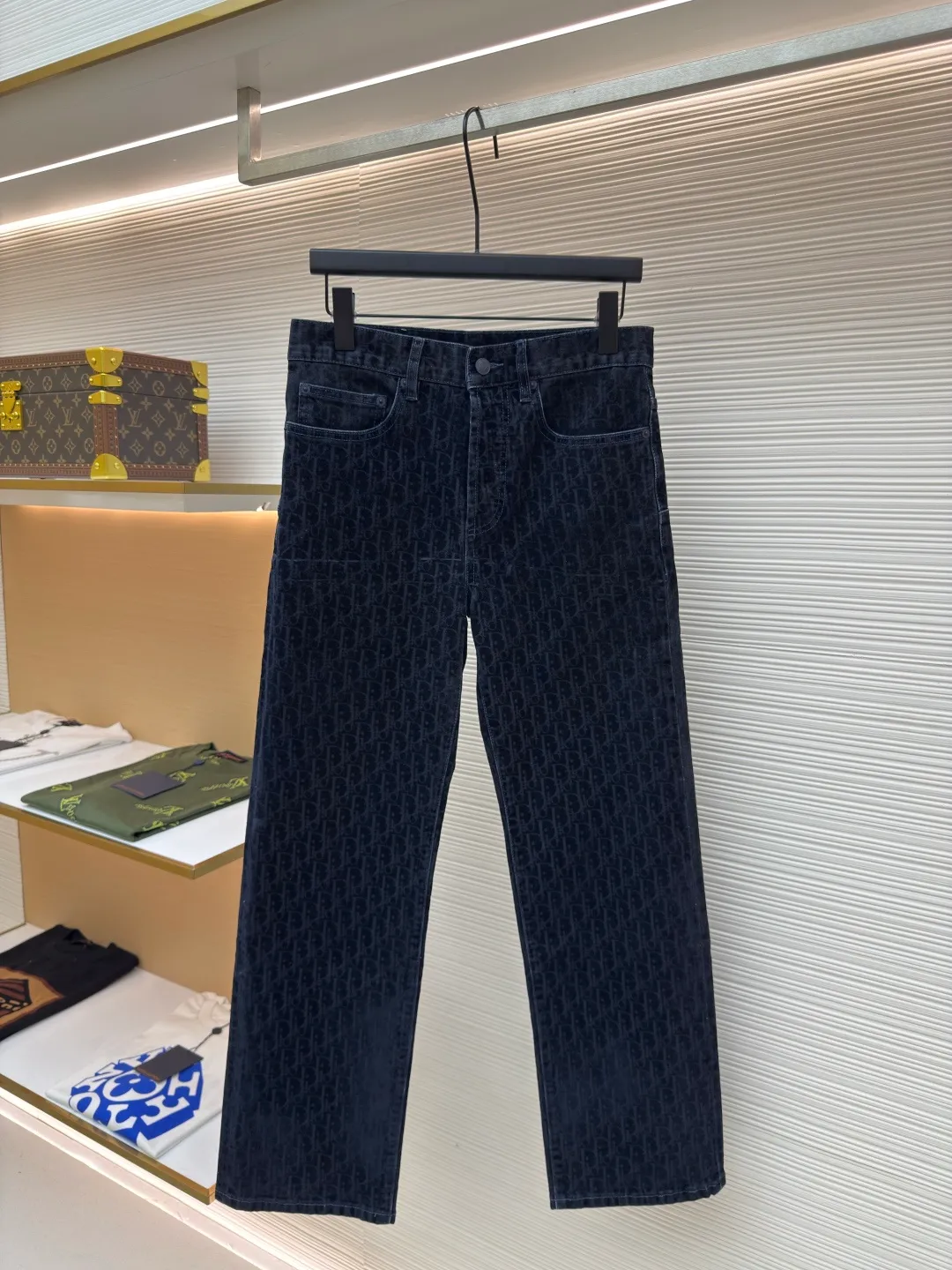 Diorx KAWS co-branded jeans ●Authentic product: Purchased and developed by 15869 ●Item number: 1680583-B70 ●Material: blended denim ●Technology: embroidered patches ●Version: fitted version ●Weight: about 640 grams ●Size: 29-30-32-34-36 ●Description: Made of customized blue cotton blended denim fabric, pocket design on both sides of the front panel, custom Dior lettering leather patch on the rear, and rear hip decoration DIOR AND KAWS embroidery design reinterprets the Dior logo with a colorful snake shape. The placket is molded to customize Dior letter buttons of the same color. The whole body is decorated with Oblique printing of the same color. It is truly a 1:1 copy. Close your eyes and enter.