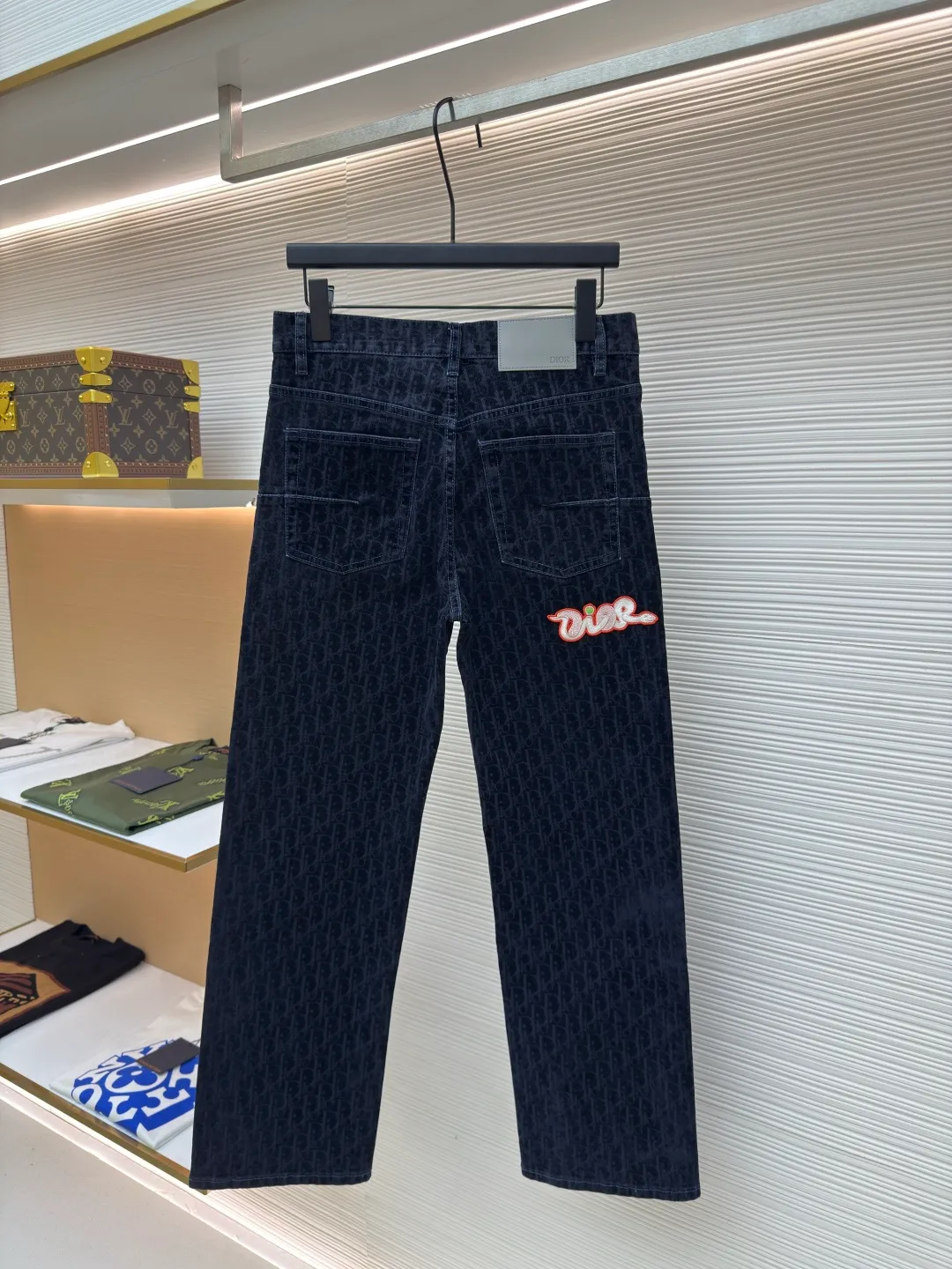 Diorx KAWS co-branded jeans ●Authentic product: Purchased and developed by 15869 ●Item number: 1680583-B70 ●Material: blended denim ●Technology: embroidered patches ●Version: fitted version ●Weight: about 640 grams ●Size: 29-30-32-34-36 ●Description: Made of customized blue cotton blended denim fabric, pocket design on both sides of the front panel, custom Dior lettering leather patch on the rear, and rear hip decoration DIOR AND KAWS embroidery design reinterprets the Dior logo with a colorful snake shape. The placket is molded to customize Dior letter buttons of the same color. The whole body is decorated with Oblique printing of the same color. It is truly a 1:1 copy. Close your eyes and enter.