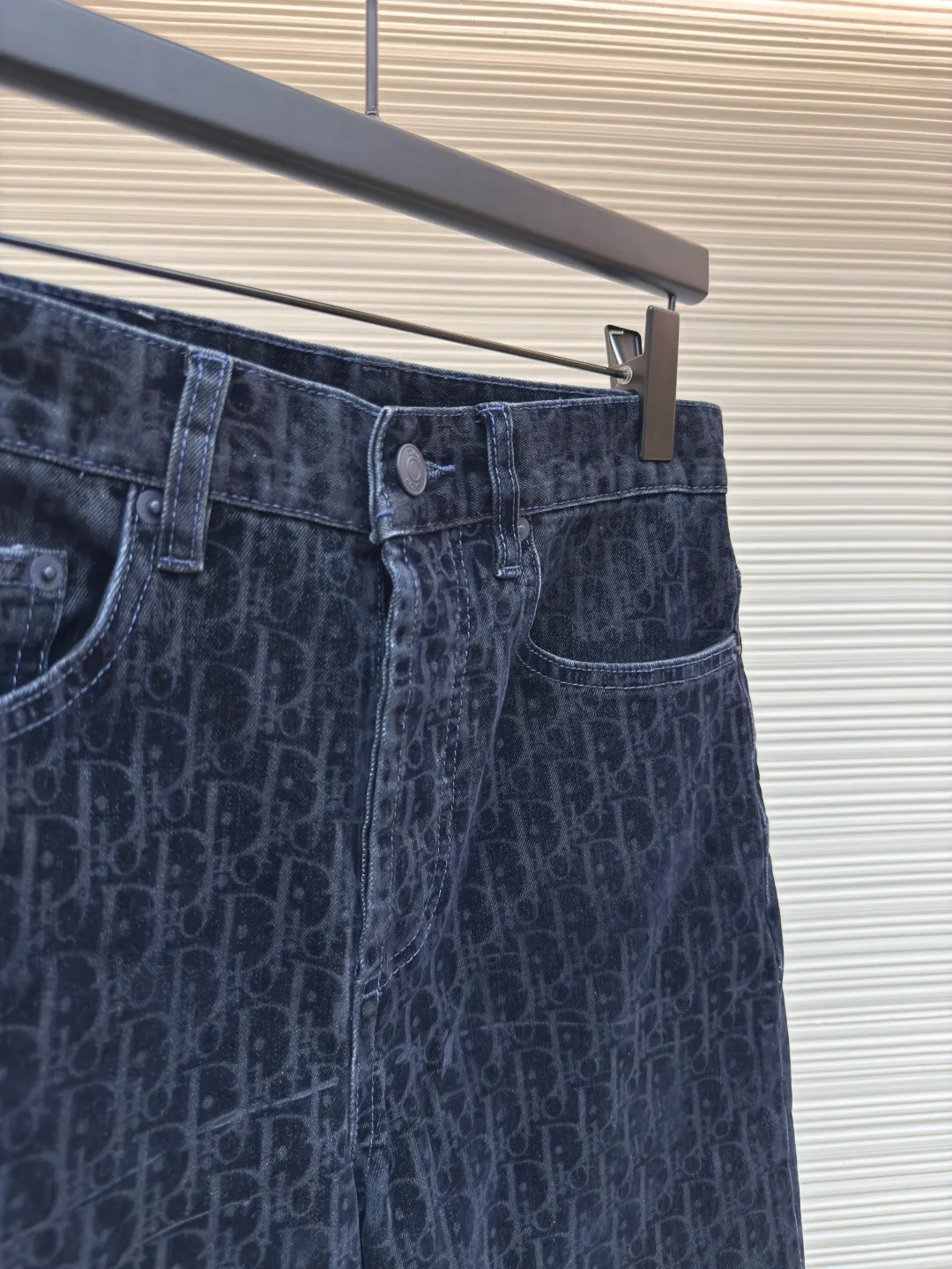 Diorx KAWS co-branded jeans ●Authentic product: Purchased and developed by 15869 ●Item number: 1680583-B70 ●Material: blended denim ●Technology: embroidered patches ●Version: fitted version ●Weight: about 640 grams ●Size: 29-30-32-34-36 ●Description: Made of customized blue cotton blended denim fabric, pocket design on both sides of the front panel, custom Dior lettering leather patch on the rear, and rear hip decoration DIOR AND KAWS embroidery design reinterprets the Dior logo with a colorful snake shape. The placket is molded to customize Dior letter buttons of the same color. The whole body is decorated with Oblique printing of the same color. It is truly a 1:1 copy. Close your eyes and enter.