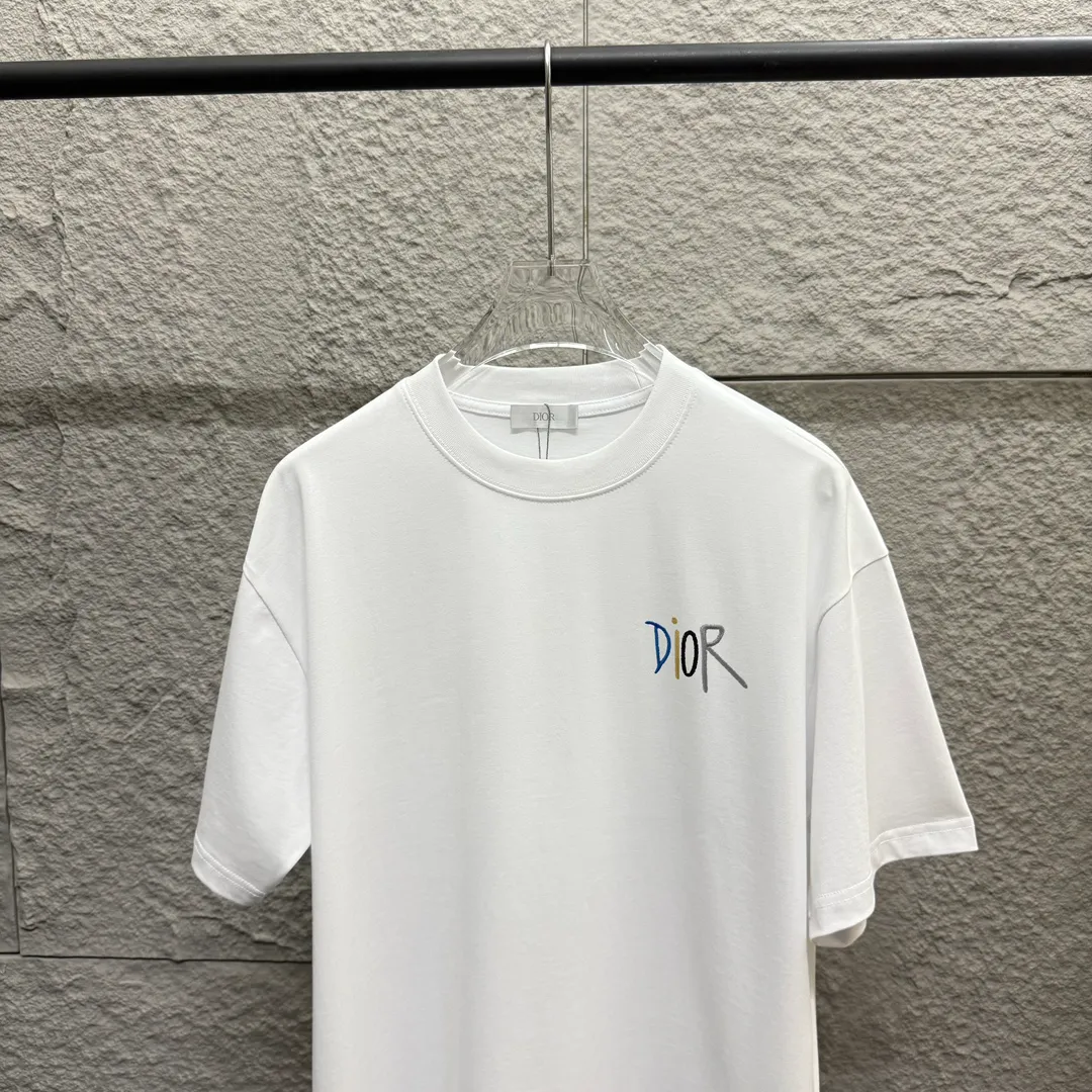🅿️180 Dio* Dior 2025 spring and summer new style Classic four-color letter embroidery Customized double yarn plain cotton fabric Short-sleeved T-shirt Unisex Size: S (90-130 catties) M (120-150 catties) L (140-165 catties) XL (160-180 catties) XXL (180-210 catties) Color: black white