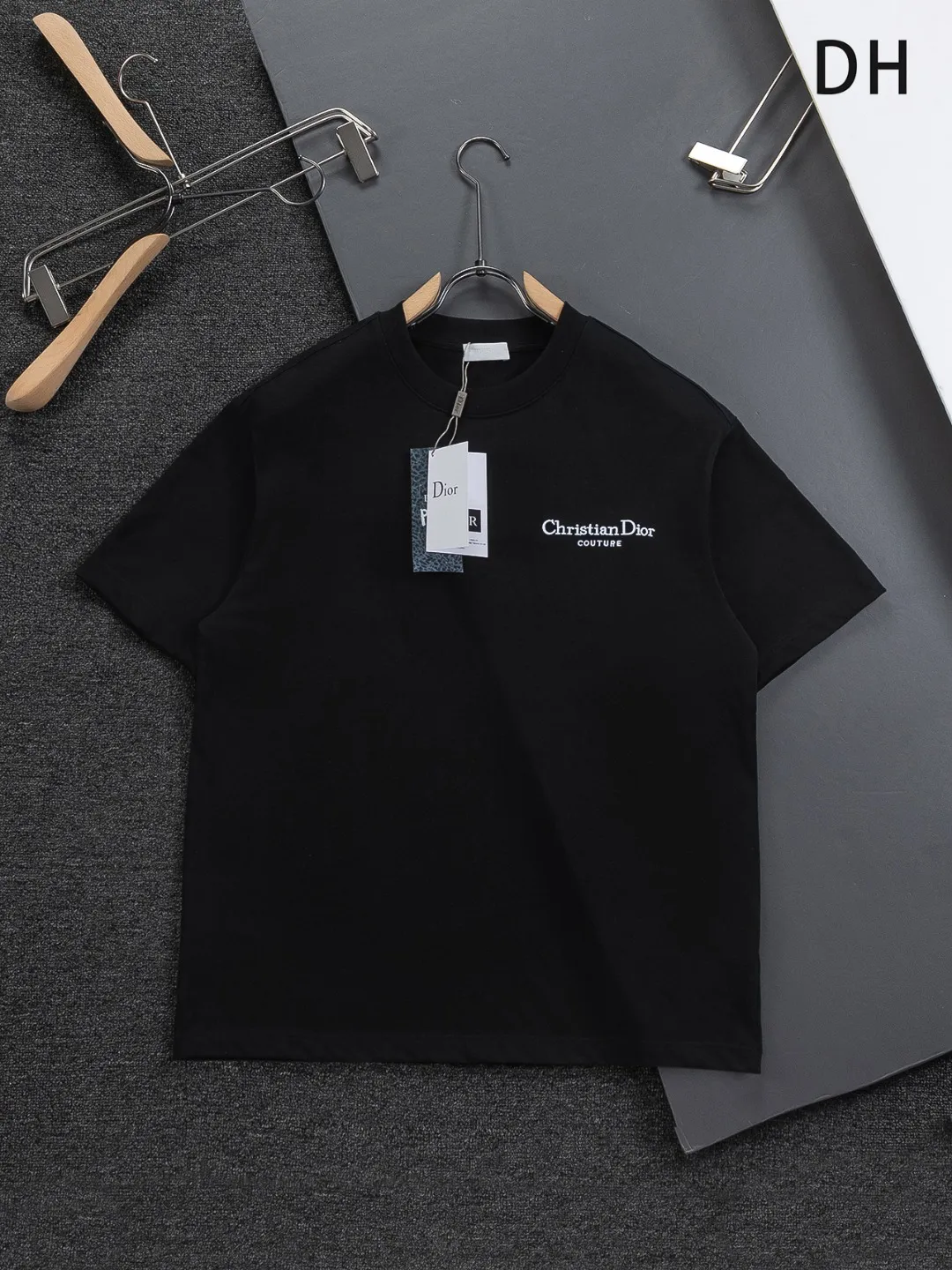 🅿️200 DIOR Dior Dior CD micro wide version S-XL Dior 26ss official website is always unbeatable classic style permanent boutique counter timeless classic style simple letter logo on chest🪡 embroidery + velvet simple letter logo on back🪡 embroidered logo heavy craftsmanship same style for men and women short-sleeved T-shirt, cotton blended terry jersey fabric, original development This is from the 2025 beachwear limited series. The full-logo jacquard towel highlights the classic Obliave flower. It is matched with an S-shaped round neck and topstitching. It is unique. The whole body is decorated with obliqve jacquard. The ribbed round neck is matched with V-shaped topstitching. Customized accessories. The whole body is customized and developed according to the Y-panel... Complete with three standards, it can control various styles and pay tribute to Dior's historic year! Coupled with the blessing of full-flower cotton material, both the upper body comfort and the existence are unparalleled. It can be said to be a must-have companion in summer. The excellent breathability and comfortable wearing feeling are unparalleled~ Recommended! ! Same style for men and women! Color: Black White Size: S-XL Size chart: S: Shoulder width 50-Bust 56-Length 70 M: Shoulder width 52-Bust 57-Length 72 L: Shoulder width 54-Bust 59-Length 74 XL: Shoulder width 56-Bust 62-Length 76
