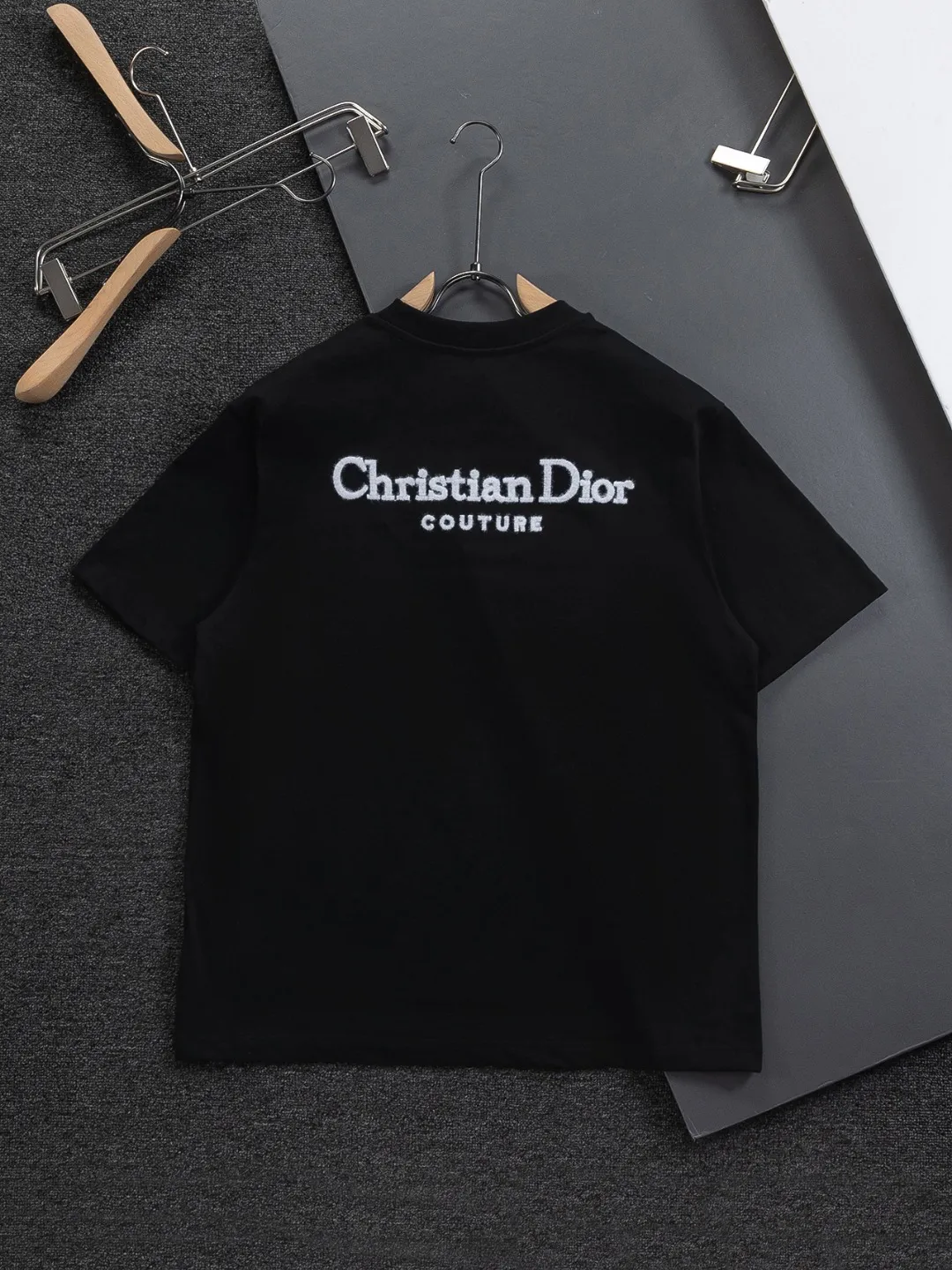🅿️200 DIOR Dior Dior CD micro wide version S-XL Dior 26ss official website is always unbeatable classic style permanent boutique counter timeless classic style simple letter logo on chest🪡 embroidery + velvet simple letter logo on back🪡 embroidered logo heavy craftsmanship same style for men and women short-sleeved T-shirt, cotton blended terry jersey fabric, original development This is from the 2025 beachwear limited series. The full-logo jacquard towel highlights the classic Obliave flower. It is matched with an S-shaped round neck and topstitching. It is unique. The whole body is decorated with obliqve jacquard. The ribbed round neck is matched with V-shaped topstitching. Customized accessories. The whole body is customized and developed according to the Y-panel... Complete with three standards, it can control various styles and pay tribute to Dior's historic year! Coupled with the blessing of full-flower cotton material, both the upper body comfort and the existence are unparalleled. It can be said to be a must-have companion in summer. The excellent breathability and comfortable wearing feeling are unparalleled~ Recommended! ! Same style for men and women! Color: Black White Size: S-XL Size chart: S: Shoulder width 50-Bust 56-Length 70 M: Shoulder width 52-Bust 57-Length 72 L: Shoulder width 54-Bust 59-Length 74 XL: Shoulder width 56-Bust 62-Length 76