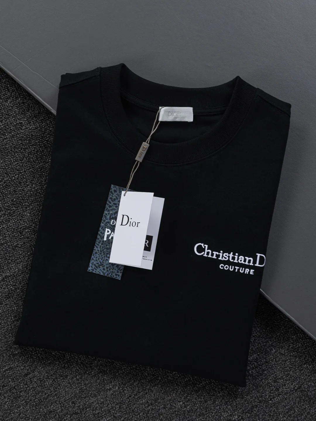 🅿️200 DIOR Dior Dior CD micro wide version S-XL Dior 26ss official website is always unbeatable classic style permanent boutique counter timeless classic style simple letter logo on chest🪡 embroidery + velvet simple letter logo on back🪡 embroidered logo heavy craftsmanship same style for men and women short-sleeved T-shirt, cotton blended terry jersey fabric, original development This is from the 2025 beachwear limited series. The full-logo jacquard towel highlights the classic Obliave flower. It is matched with an S-shaped round neck and topstitching. It is unique. The whole body is decorated with obliqve jacquard. The ribbed round neck is matched with V-shaped topstitching. Customized accessories. The whole body is customized and developed according to the Y-panel... Complete with three standards, it can control various styles and pay tribute to Dior's historic year! Coupled with the blessing of full-flower cotton material, both the upper body comfort and the existence are unparalleled. It can be said to be a must-have companion in summer. The excellent breathability and comfortable wearing feeling are unparalleled~ Recommended! ! Same style for men and women! Color: Black White Size: S-XL Size chart: S: Shoulder width 50-Bust 56-Length 70 M: Shoulder width 52-Bust 57-Length 72 L: Shoulder width 54-Bust 59-Length 74 XL: Shoulder width 56-Bust 62-Length 76