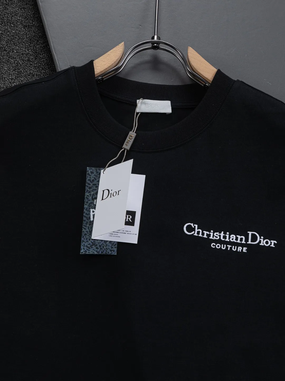 🅿️200 DIOR Dior Dior CD micro wide version S-XL Dior 26ss official website is always unbeatable classic style permanent boutique counter timeless classic style simple letter logo on chest🪡 embroidery + velvet simple letter logo on back🪡 embroidered logo heavy craftsmanship same style for men and women short-sleeved T-shirt, cotton blended terry jersey fabric, original development This is from the 2025 beachwear limited series. The full-logo jacquard towel highlights the classic Obliave flower. It is matched with an S-shaped round neck and topstitching. It is unique. The whole body is decorated with obliqve jacquard. The ribbed round neck is matched with V-shaped topstitching. Customized accessories. The whole body is customized and developed according to the Y-panel... Complete with three standards, it can control various styles and pay tribute to Dior's historic year! Coupled with the blessing of full-flower cotton material, both the upper body comfort and the existence are unparalleled. It can be said to be a must-have companion in summer. The excellent breathability and comfortable wearing feeling are unparalleled~ Recommended! ! Same style for men and women! Color: Black White Size: S-XL Size chart: S: Shoulder width 50-Bust 56-Length 70 M: Shoulder width 52-Bust 57-Length 72 L: Shoulder width 54-Bust 59-Length 74 XL: Shoulder width 56-Bust 62-Length 76