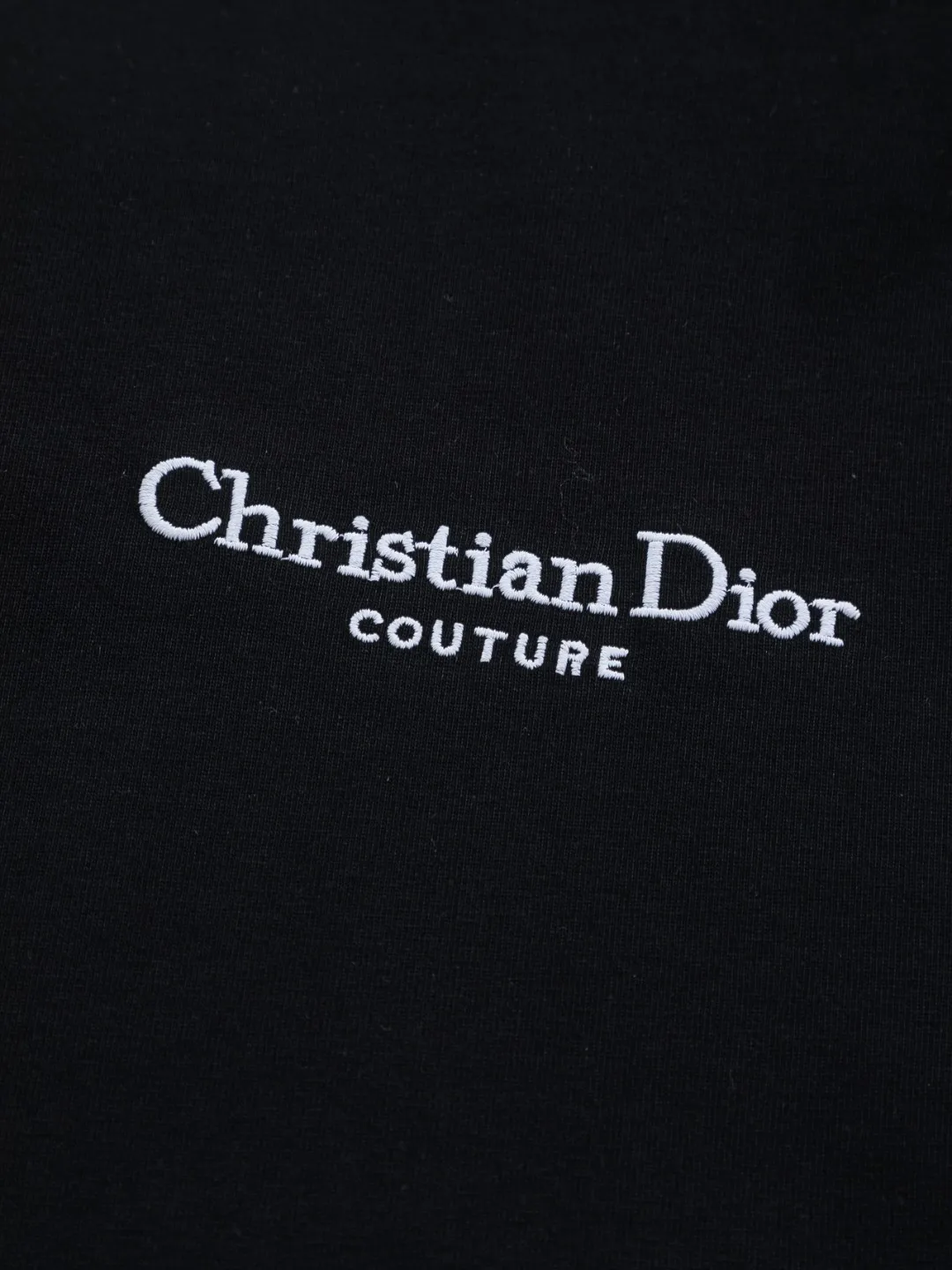 🅿️200 DIOR Dior Dior CD micro wide version S-XL Dior 26ss official website is always unbeatable classic style permanent boutique counter timeless classic style simple letter logo on chest🪡 embroidery + velvet simple letter logo on back🪡 embroidered logo heavy craftsmanship same style for men and women short-sleeved T-shirt, cotton blended terry jersey fabric, original development This is from the 2025 beachwear limited series. The full-logo jacquard towel highlights the classic Obliave flower. It is matched with an S-shaped round neck and topstitching. It is unique. The whole body is decorated with obliqve jacquard. The ribbed round neck is matched with V-shaped topstitching. Customized accessories. The whole body is customized and developed according to the Y-panel... Complete with three standards, it can control various styles and pay tribute to Dior's historic year! Coupled with the blessing of full-flower cotton material, both the upper body comfort and the existence are unparalleled. It can be said to be a must-have companion in summer. The excellent breathability and comfortable wearing feeling are unparalleled~ Recommended! ! Same style for men and women! Color: Black White Size: S-XL Size chart: S: Shoulder width 50-Bust 56-Length 70 M: Shoulder width 52-Bust 57-Length 72 L: Shoulder width 54-Bust 59-Length 74 XL: Shoulder width 56-Bust 62-Length 76