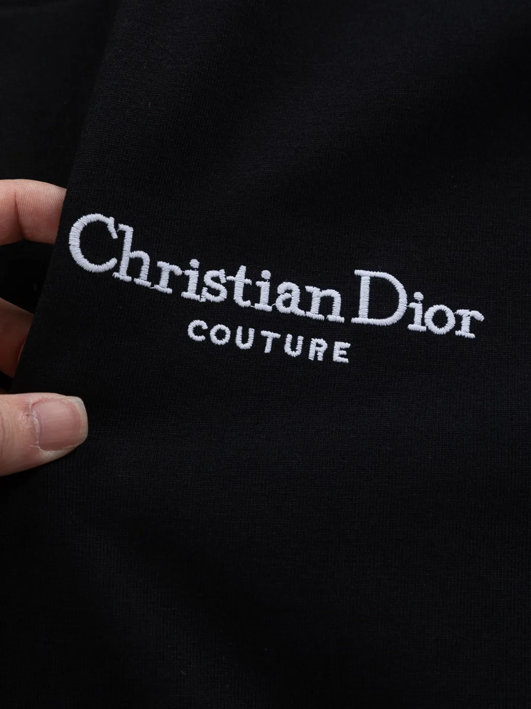 🅿️200 DIOR Dior Dior CD micro wide version S-XL Dior 26ss official website is always unbeatable classic style permanent boutique counter timeless classic style simple letter logo on chest🪡 embroidery + velvet simple letter logo on back🪡 embroidered logo heavy craftsmanship same style for men and women short-sleeved T-shirt, cotton blended terry jersey fabric, original development This is from the 2025 beachwear limited series. The full-logo jacquard towel highlights the classic Obliave flower. It is matched with an S-shaped round neck and topstitching. It is unique. The whole body is decorated with obliqve jacquard. The ribbed round neck is matched with V-shaped topstitching. Customized accessories. The whole body is customized and developed according to the Y-panel... Complete with three standards, it can control various styles and pay tribute to Dior's historic year! Coupled with the blessing of full-flower cotton material, both the upper body comfort and the existence are unparalleled. It can be said to be a must-have companion in summer. The excellent breathability and comfortable wearing feeling are unparalleled~ Recommended! ! Same style for men and women! Color: Black White Size: S-XL Size chart: S: Shoulder width 50-Bust 56-Length 70 M: Shoulder width 52-Bust 57-Length 72 L: Shoulder width 54-Bust 59-Length 74 XL: Shoulder width 56-Bust 62-Length 76