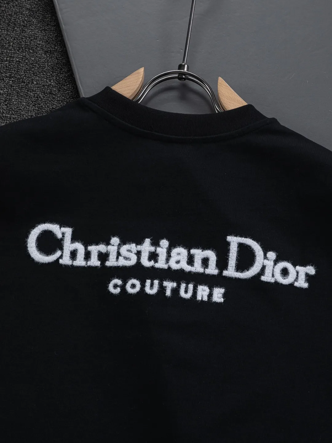 🅿️200 DIOR Dior Dior CD micro wide version S-XL Dior 26ss official website is always unbeatable classic style permanent boutique counter timeless classic style simple letter logo on chest🪡 embroidery + velvet simple letter logo on back🪡 embroidered logo heavy craftsmanship same style for men and women short-sleeved T-shirt, cotton blended terry jersey fabric, original development This is from the 2025 beachwear limited series. The full-logo jacquard towel highlights the classic Obliave flower. It is matched with an S-shaped round neck and topstitching. It is unique. The whole body is decorated with obliqve jacquard. The ribbed round neck is matched with V-shaped topstitching. Customized accessories. The whole body is customized and developed according to the Y-panel... Complete with three standards, it can control various styles and pay tribute to Dior's historic year! Coupled with the blessing of full-flower cotton material, both the upper body comfort and the existence are unparalleled. It can be said to be a must-have companion in summer. The excellent breathability and comfortable wearing feeling are unparalleled~ Recommended! ! Same style for men and women! Color: Black White Size: S-XL Size chart: S: Shoulder width 50-Bust 56-Length 70 M: Shoulder width 52-Bust 57-Length 72 L: Shoulder width 54-Bust 59-Length 74 XL: Shoulder width 56-Bust 62-Length 76