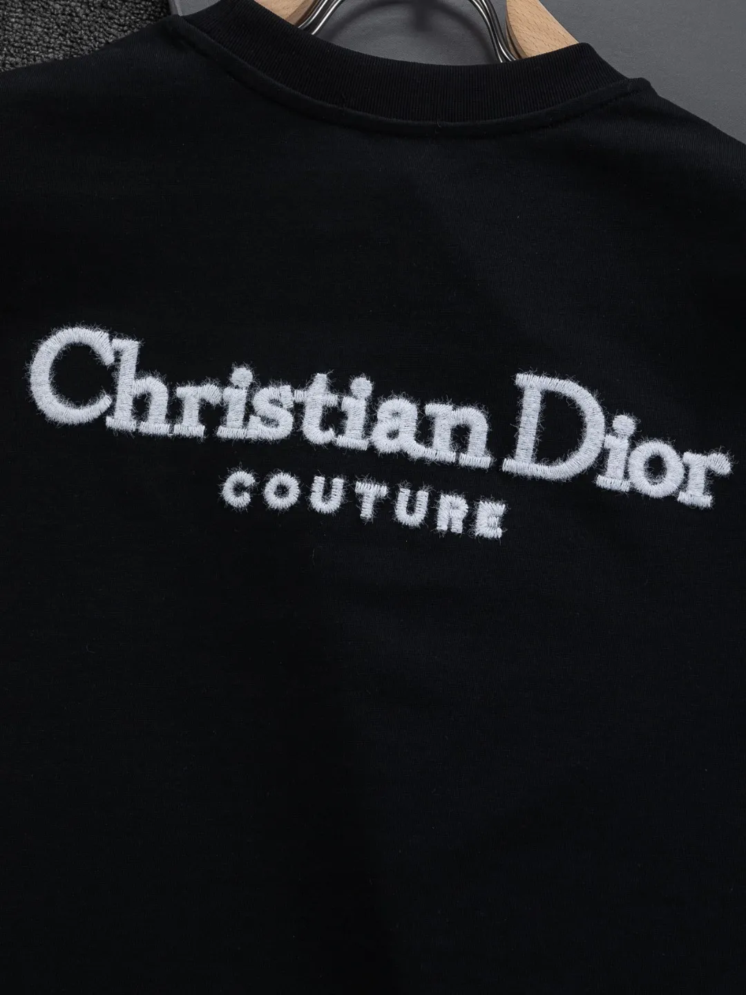 🅿️200 DIOR Dior Dior CD micro wide version S-XL Dior 26ss official website is always unbeatable classic style permanent boutique counter timeless classic style simple letter logo on chest🪡 embroidery + velvet simple letter logo on back🪡 embroidered logo heavy craftsmanship same style for men and women short-sleeved T-shirt, cotton blended terry jersey fabric, original development This is from the 2025 beachwear limited series. The full-logo jacquard towel highlights the classic Obliave flower. It is matched with an S-shaped round neck and topstitching. It is unique. The whole body is decorated with obliqve jacquard. The ribbed round neck is matched with V-shaped topstitching. Customized accessories. The whole body is customized and developed according to the Y-panel... Complete with three standards, it can control various styles and pay tribute to Dior's historic year! Coupled with the blessing of full-flower cotton material, both the upper body comfort and the existence are unparalleled. It can be said to be a must-have companion in summer. The excellent breathability and comfortable wearing feeling are unparalleled~ Recommended! ! Same style for men and women! Color: Black White Size: S-XL Size chart: S: Shoulder width 50-Bust 56-Length 70 M: Shoulder width 52-Bust 57-Length 72 L: Shoulder width 54-Bust 59-Length 74 XL: Shoulder width 56-Bust 62-Length 76