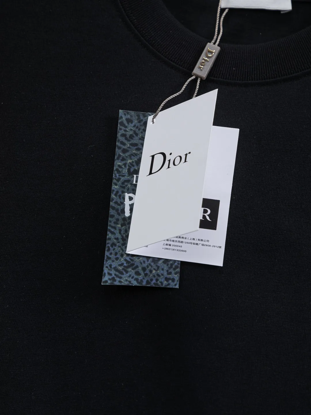 🅿️200 DIOR Dior Dior CD micro wide version S-XL Dior 26ss official website is always unbeatable classic style permanent boutique counter timeless classic style simple letter logo on chest🪡 embroidery + velvet simple letter logo on back🪡 embroidered logo heavy craftsmanship same style for men and women short-sleeved T-shirt, cotton blended terry jersey fabric, original development This is from the 2025 beachwear limited series. The full-logo jacquard towel highlights the classic Obliave flower. It is matched with an S-shaped round neck and topstitching. It is unique. The whole body is decorated with obliqve jacquard. The ribbed round neck is matched with V-shaped topstitching. Customized accessories. The whole body is customized and developed according to the Y-panel... Complete with three standards, it can control various styles and pay tribute to Dior's historic year! Coupled with the blessing of full-flower cotton material, both the upper body comfort and the existence are unparalleled. It can be said to be a must-have companion in summer. The excellent breathability and comfortable wearing feeling are unparalleled~ Recommended! ! Same style for men and women! Color: Black White Size: S-XL Size chart: S: Shoulder width 50-Bust 56-Length 70 M: Shoulder width 52-Bust 57-Length 72 L: Shoulder width 54-Bust 59-Length 74 XL: Shoulder width 56-Bust 62-Length 76