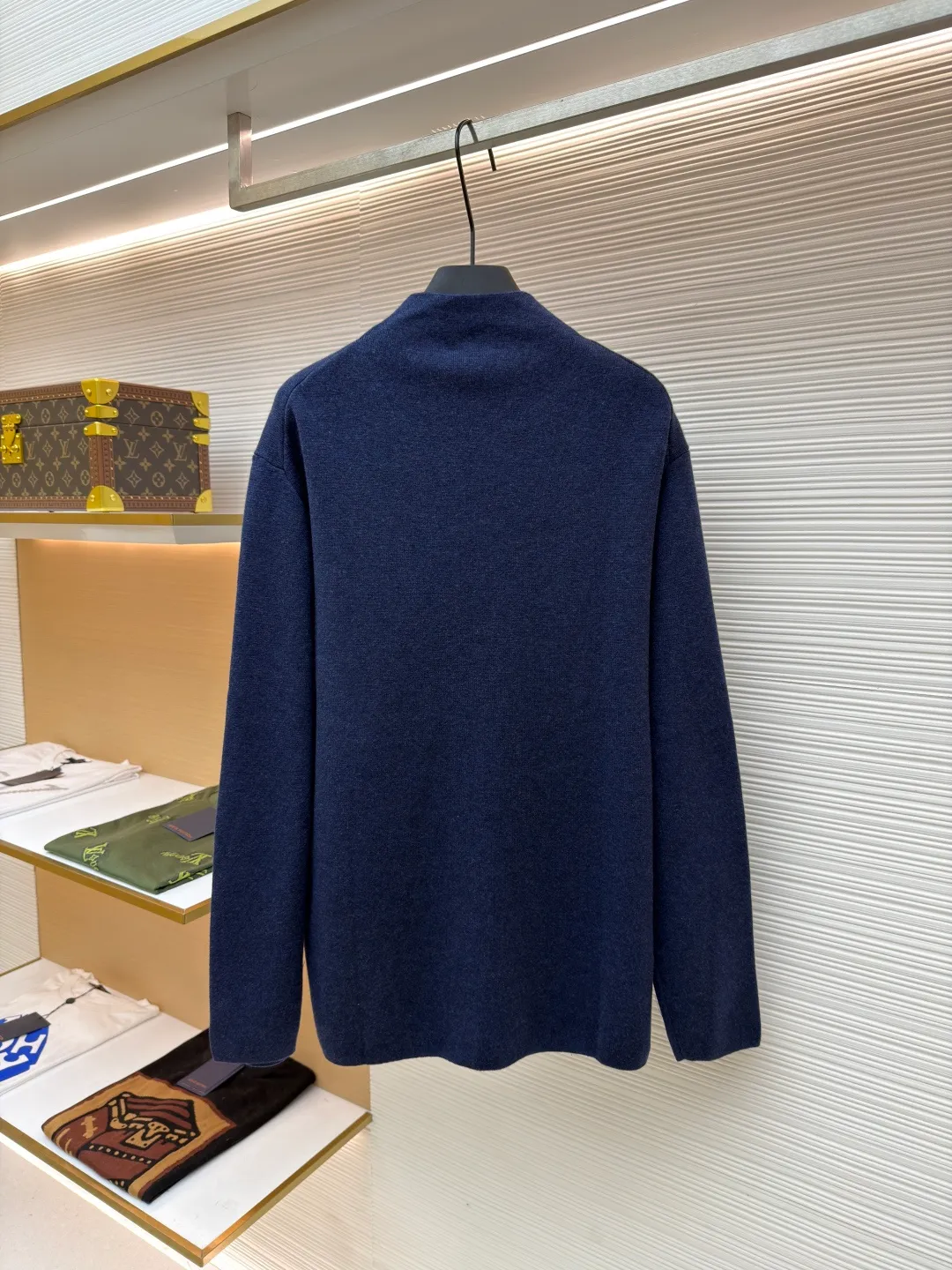 Dior CD letter woolen jacket ●Original version: purchased and developed by 15174 ●Item number: 1680947-B60 ●Fabric: wool blended fabric ●Technology: woolen fabric ●Version: fitted version ●Weight: about 710 grams ●Size: XS-S-M-L ●Description: The wool material is made of 48 counts of ultra-fine 50% wool and 50% cotton blended yarn. It uses an imported 14-gauge wool loom to double-sided three-dimensional weaving. A single piece takes 270 minutes per piece. The letters on the chest are molded and customized with silicone three-dimensional relief embossing technology. The No. 5 thread double-pull letter zipper is customized. The overall wiring is straight and delicate. The fabric is comfortable and soft, and the color is consistent and has no color difference. It can be matched with the same style to create a fashionable look, and can be used in various occasions. Customized accessories, complete with three standards, same style for men and women!