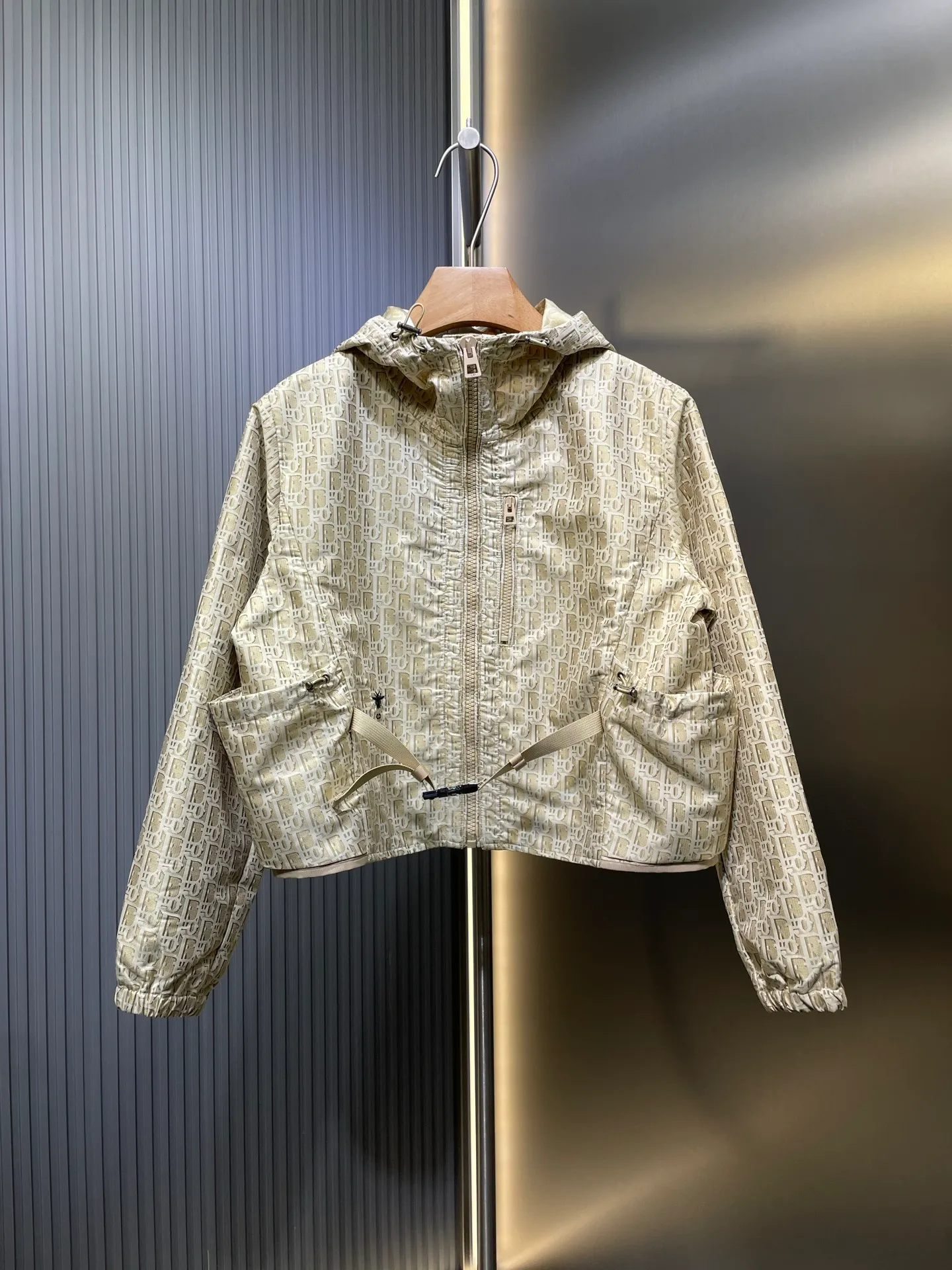 🅿️540 Dior 🌟【Top original order】25Ss early spring new style presbyopic jacket original development! High quality production! This hooded jacket is decorated with gold Oblique jacquard, recalling the classic pattern launched by Dior in 1967. YB customized gold taffeta technical jacquard fabric, and the right pocket is decorated with bee embroidery, which is more refined. Super super heavy work‼ The most important thing is to make a floral design, the workmanship cost is double that of an ordinary jacket, the texture is really invincible. Size: s m l