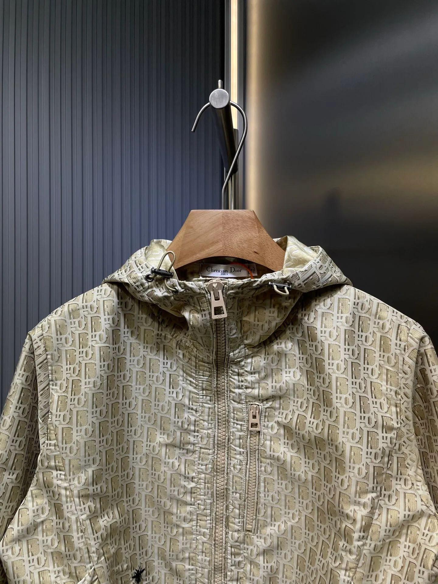 🅿️540 Dior 🌟【Top original order】25Ss early spring new style presbyopic jacket original development! High quality production! This hooded jacket is decorated with gold Oblique jacquard, recalling the classic pattern launched by Dior in 1967. YB customized gold taffeta technical jacquard fabric, and the right pocket is decorated with bee embroidery, which is more refined. Super super heavy work‼ The most important thing is to make a floral design, the workmanship cost is double that of an ordinary jacket, the texture is really invincible. Size: s m l