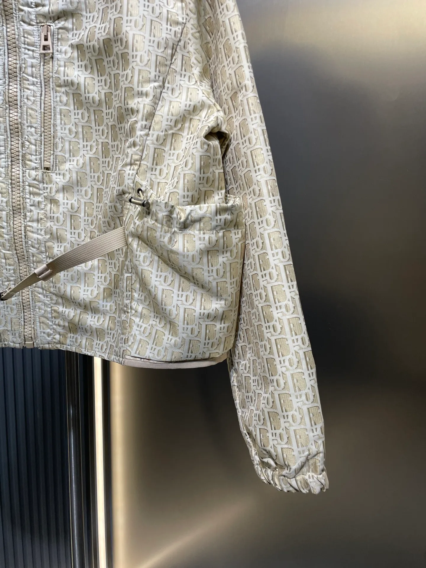 🅿️540 Dior 🌟【Top original order】25Ss early spring new style presbyopic jacket original development! High quality production! This hooded jacket is decorated with gold Oblique jacquard, recalling the classic pattern launched by Dior in 1967. YB customized gold taffeta technical jacquard fabric, and the right pocket is decorated with bee embroidery, which is more refined. Super super heavy work‼ The most important thing is to make a floral design, the workmanship cost is double that of an ordinary jacket, the texture is really invincible. Size: s m l