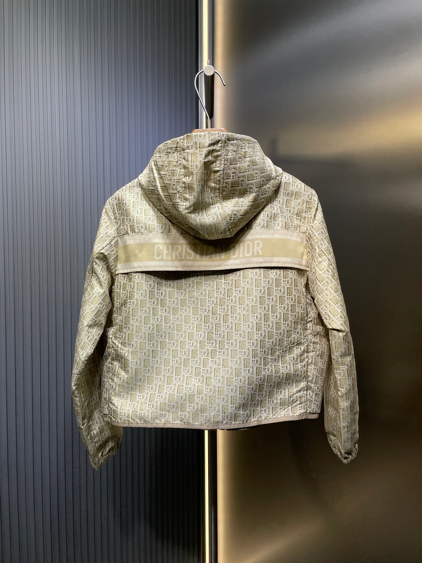 🅿️540 Dior 🌟【Top original order】25Ss early spring new style presbyopic jacket original development! High quality production! This hooded jacket is decorated with gold Oblique jacquard, recalling the classic pattern launched by Dior in 1967. YB customized gold taffeta technical jacquard fabric, and the right pocket is decorated with bee embroidery, which is more refined. Super super heavy work‼ The most important thing is to make a floral design, the workmanship cost is double that of an ordinary jacket, the texture is really invincible. Size: s m l
