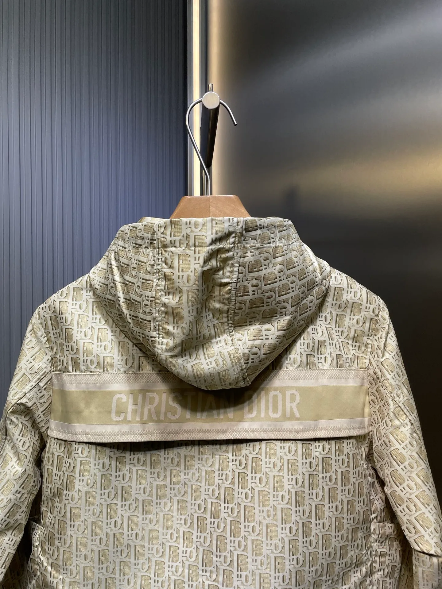 🅿️540 Dior 🌟【Top original order】25Ss early spring new style presbyopic jacket original development! High quality production! This hooded jacket is decorated with gold Oblique jacquard, recalling the classic pattern launched by Dior in 1967. YB customized gold taffeta technical jacquard fabric, and the right pocket is decorated with bee embroidery, which is more refined. Super super heavy work‼ The most important thing is to make a floral design, the workmanship cost is double that of an ordinary jacket, the texture is really invincible. Size: s m l