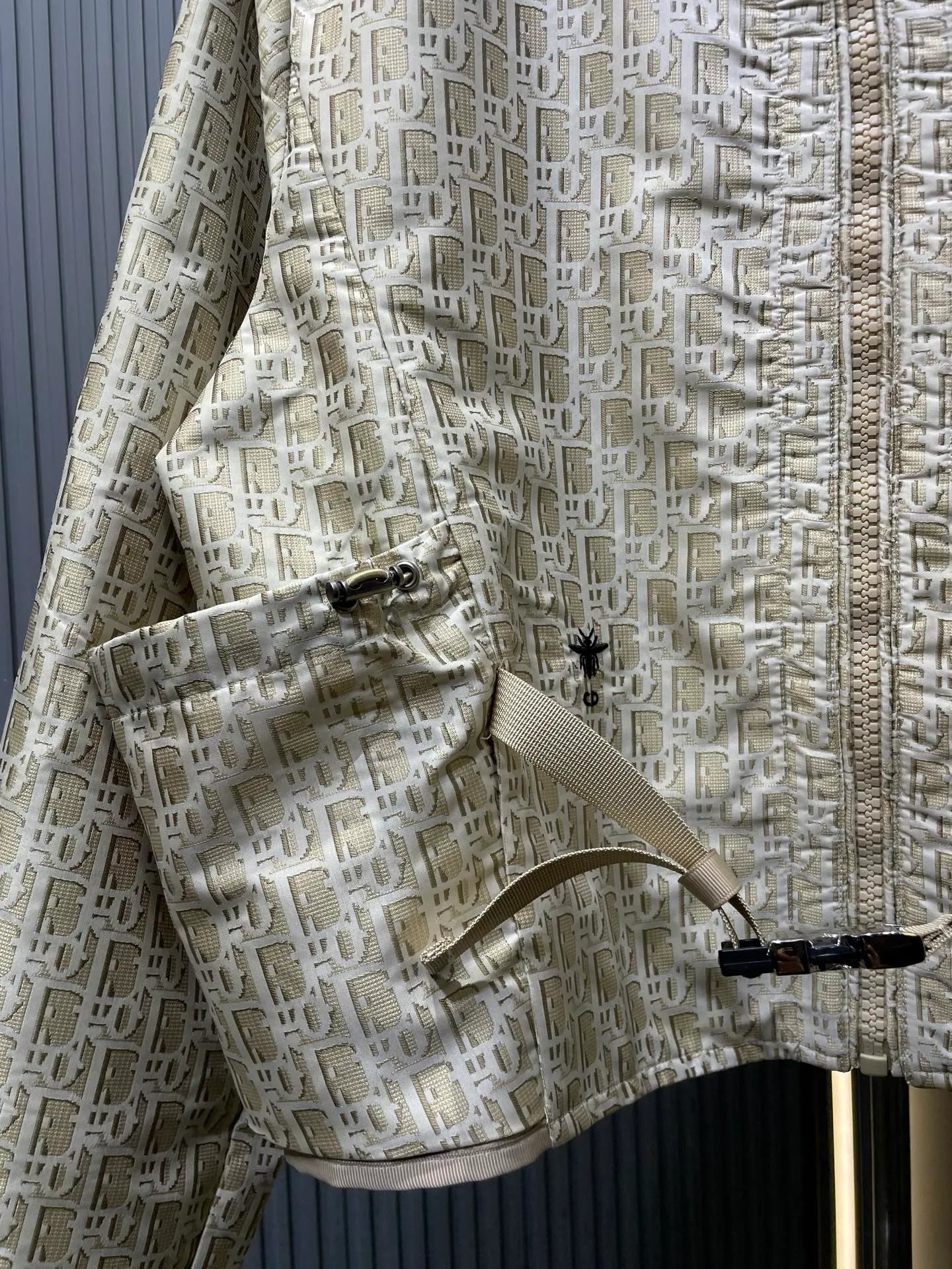 🅿️540 Dior 🌟【Top original order】25Ss early spring new style presbyopic jacket original development! High quality production! This hooded jacket is decorated with gold Oblique jacquard, recalling the classic pattern launched by Dior in 1967. YB customized gold taffeta technical jacquard fabric, and the right pocket is decorated with bee embroidery, which is more refined. Super super heavy work‼ The most important thing is to make a floral design, the workmanship cost is double that of an ordinary jacket, the texture is really invincible. Size: s m l
