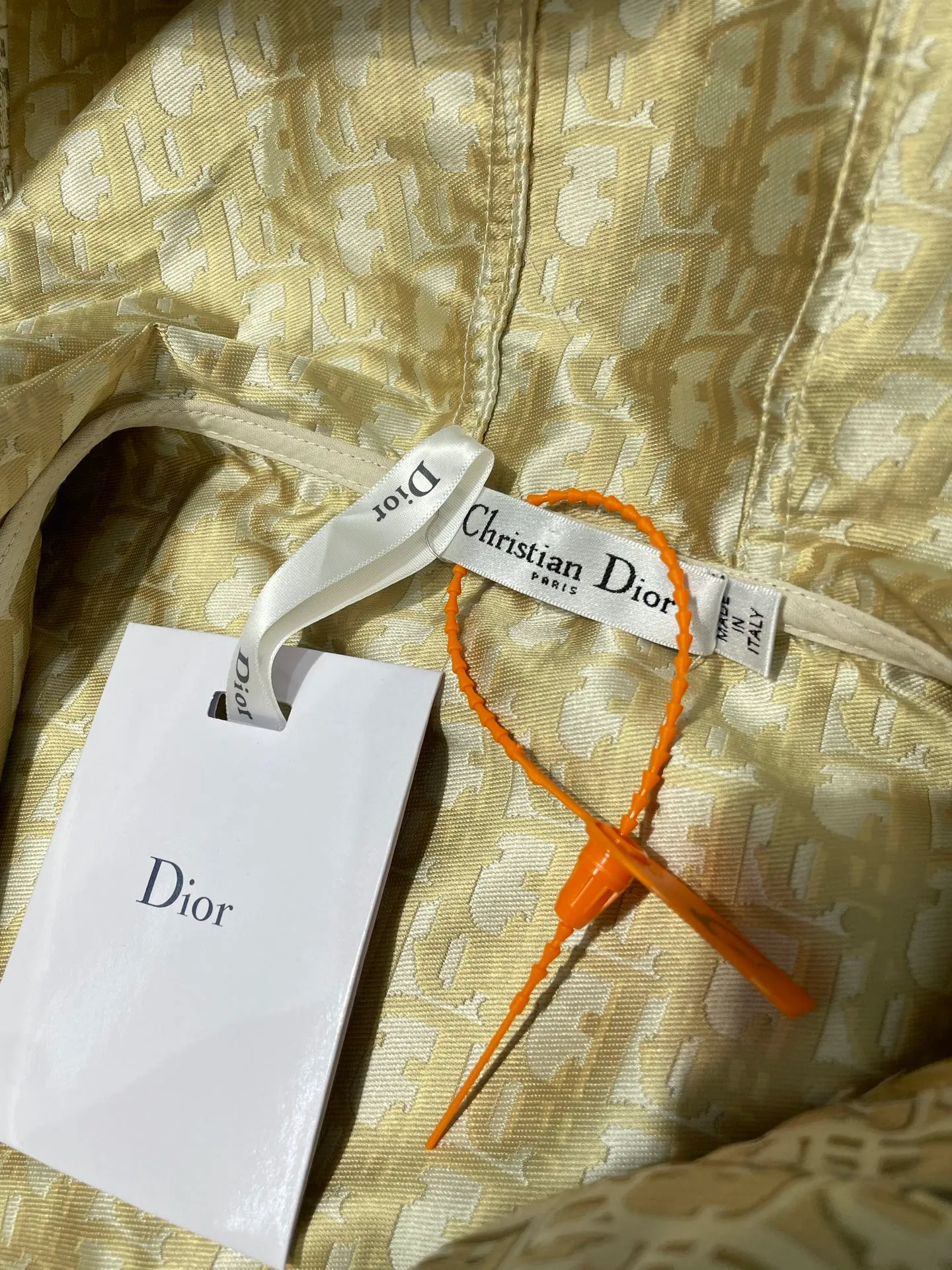 🅿️540 Dior 🌟【Top original order】25Ss early spring new style presbyopic jacket original development! High quality production! This hooded jacket is decorated with gold Oblique jacquard, recalling the classic pattern launched by Dior in 1967. YB customized gold taffeta technical jacquard fabric, and the right pocket is decorated with bee embroidery, which is more refined. Super super heavy work‼ The most important thing is to make a floral design, the workmanship cost is double that of an ordinary jacket, the texture is really invincible. Size: s m l