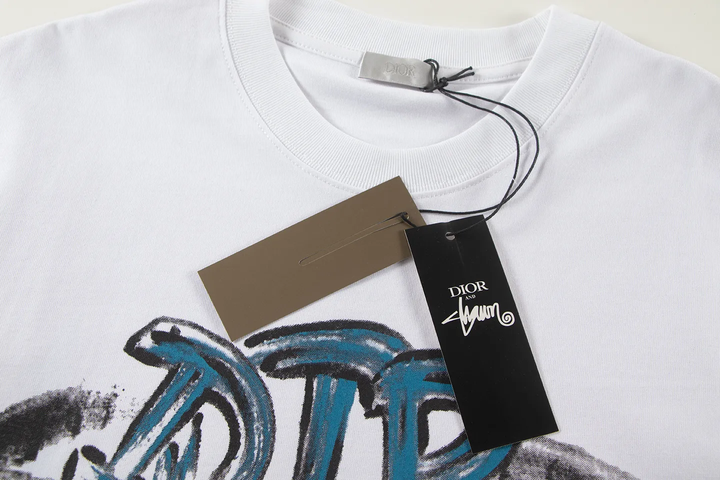 🅿️160 Dior*2025 latest hand-painted short-sleeved material: high version 300g double yarn combed cotton Size: S M L XL Color: black white Style number: W2554