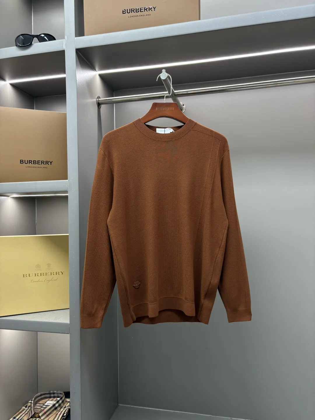🅿️320 DIOR Dior's new little bee sweater. Original fabric. Official same style. Weaved with customized natural medium-thick imported wool yarn, very comfortable and smooth to the touch. Very wide and stylish. Produced by a first-line brand factory. Woven by imported machines. It is very soft and skin-friendly to wear. It will not deform after long-term wear. The latest autumn and winter style. Fashionable and personalized. Super versatile and good-looking. Very suitable for both men and women. A must-have for everyone. Color: black, sapphire blue, green Caramel Color Size: L-4XL