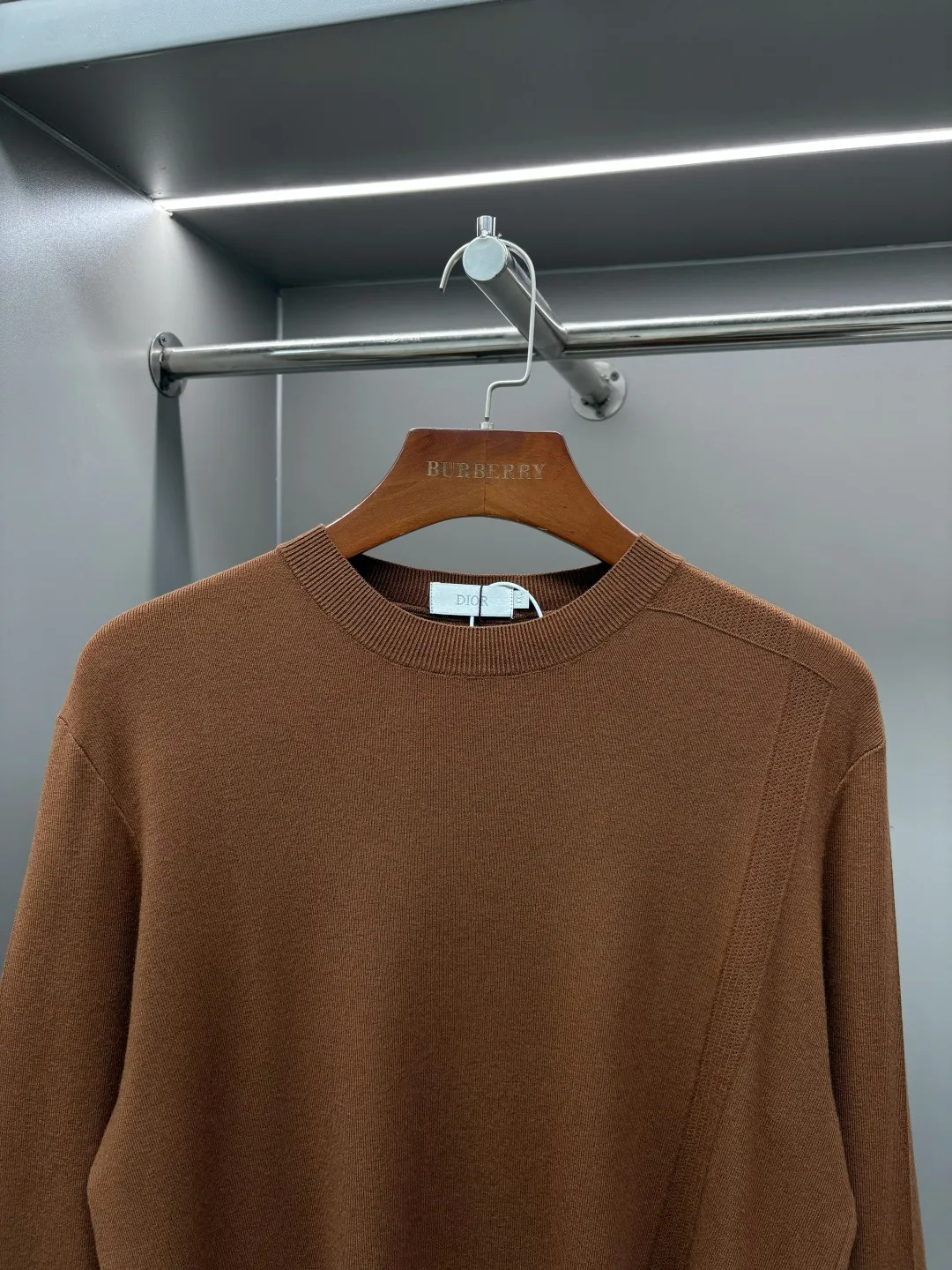 🅿️320 DIOR Dior's new little bee sweater. Original fabric. Official same style. Weaved with customized natural medium-thick imported wool yarn, very comfortable and smooth to the touch. Very wide and stylish. Produced by a first-line brand factory. Woven by imported machines. It is very soft and skin-friendly to wear. It will not deform after long-term wear. The latest autumn and winter style. Fashionable and personalized. Super versatile and good-looking. Very suitable for both men and women. A must-have for everyone. Color: black, sapphire blue, green Caramel Color Size: L-4XL