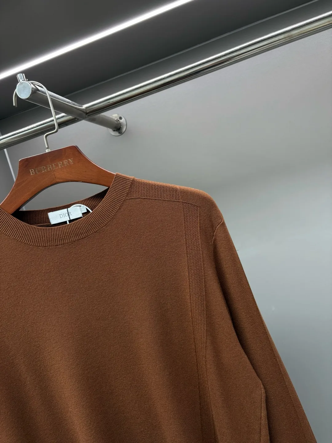 🅿️320 DIOR Dior's new little bee sweater. Original fabric. Official same style. Weaved with customized natural medium-thick imported wool yarn, very comfortable and smooth to the touch. Very wide and stylish. Produced by a first-line brand factory. Woven by imported machines. It is very soft and skin-friendly to wear. It will not deform after long-term wear. The latest autumn and winter style. Fashionable and personalized. Super versatile and good-looking. Very suitable for both men and women. A must-have for everyone. Color: black, sapphire blue, green Caramel Color Size: L-4XL