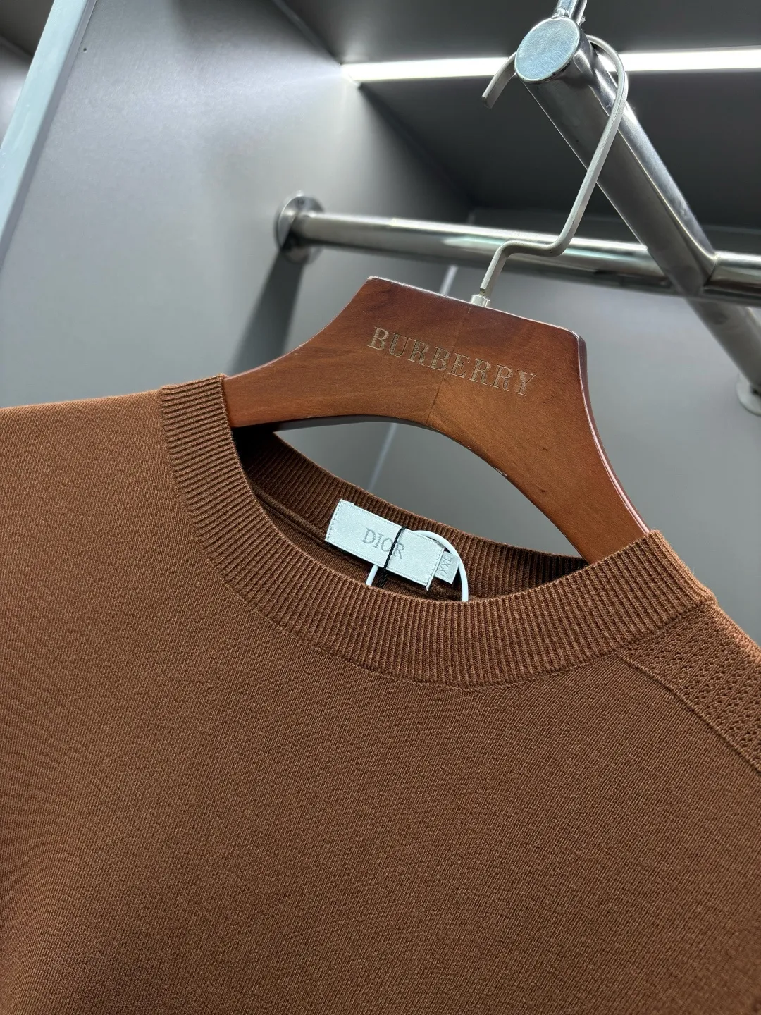 🅿️320 DIOR Dior's new little bee sweater. Original fabric. Official same style. Weaved with customized natural medium-thick imported wool yarn, very comfortable and smooth to the touch. Very wide and stylish. Produced by a first-line brand factory. Woven by imported machines. It is very soft and skin-friendly to wear. It will not deform after long-term wear. The latest autumn and winter style. Fashionable and personalized. Super versatile and good-looking. Very suitable for both men and women. A must-have for everyone. Color: black, sapphire blue, green Caramel Color Size: L-4XL