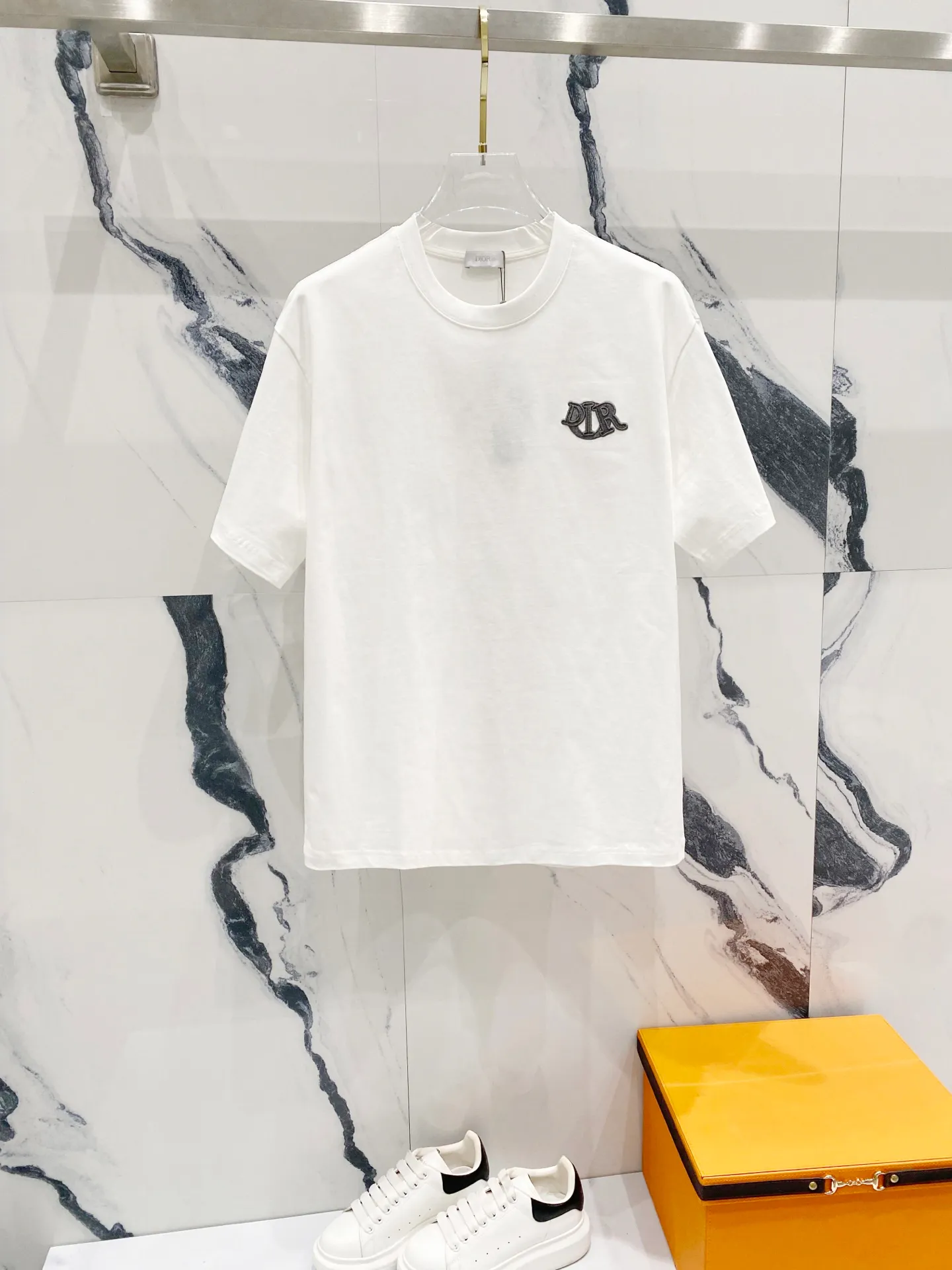 🅿️200 DIOR 320g round neck short-sleeved T-shirt, classic three-dimensional embossed logo brand letter embroidery🪡LOGO official synchronization 1:1 original mold opening, fashionable personality, versatile trend, pure original quality, original washed fabric, tag, collar label, washed wheat, complete three standards, color: black, white. Size: S-XL