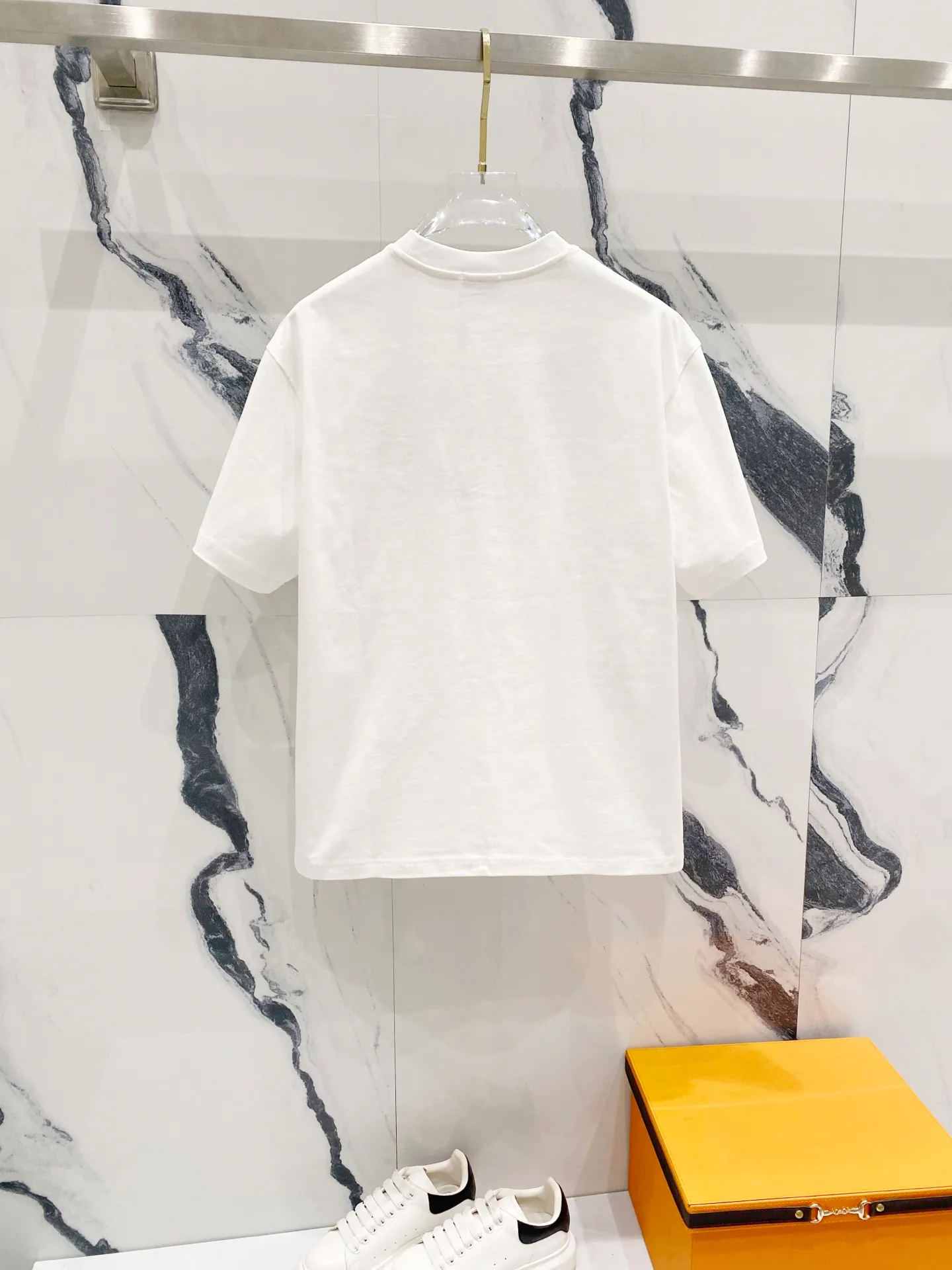 🅿️200 DIOR 320g round neck short-sleeved T-shirt, classic three-dimensional embossed logo brand letter embroidery🪡LOGO official synchronization 1:1 original mold opening, fashionable personality, versatile trend, pure original quality, original washed fabric, tag, collar label, washed wheat, complete three standards, color: black, white. Size: S-XL