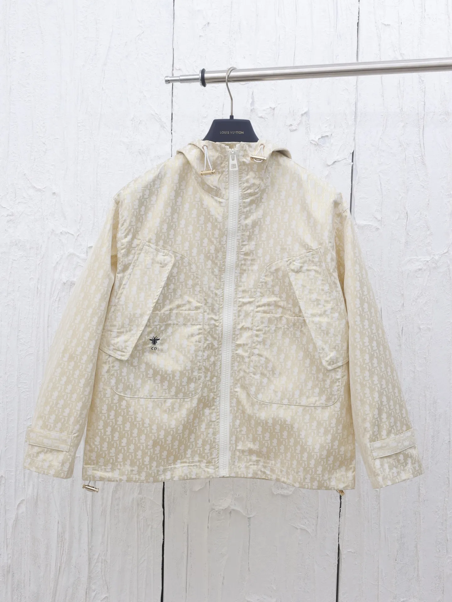 🅿️596 Dior's new jacquard hooded jacket. Imported jacquard jacket, crisp and stylish, decorated with jacquard lettering pattern all over, highlighting the brand's tonal waist and side symmetrical flap pocket design, embroidered CD bee logo embellishment, adding layering to the look. Hooded jacket tailoring can be matched with the same series of outfits to make it fashionable. Size: S/M/L