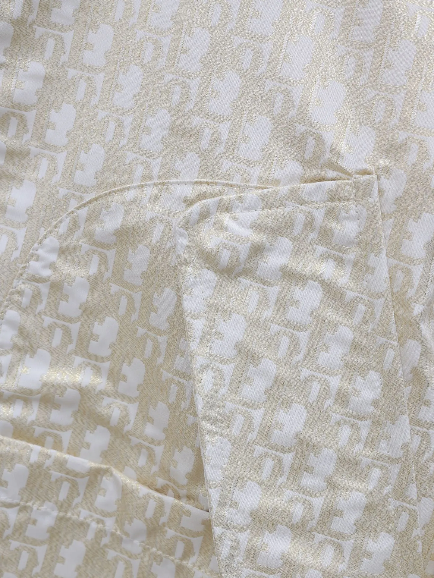 🅿️596 Dior's new jacquard hooded jacket. Imported jacquard jacket, crisp and stylish, decorated with jacquard lettering pattern all over, highlighting the brand's tonal waist and side symmetrical flap pocket design, embroidered CD bee logo embellishment, adding layering to the look. Hooded jacket tailoring can be matched with the same series of outfits to make it fashionable. Size: S/M/L