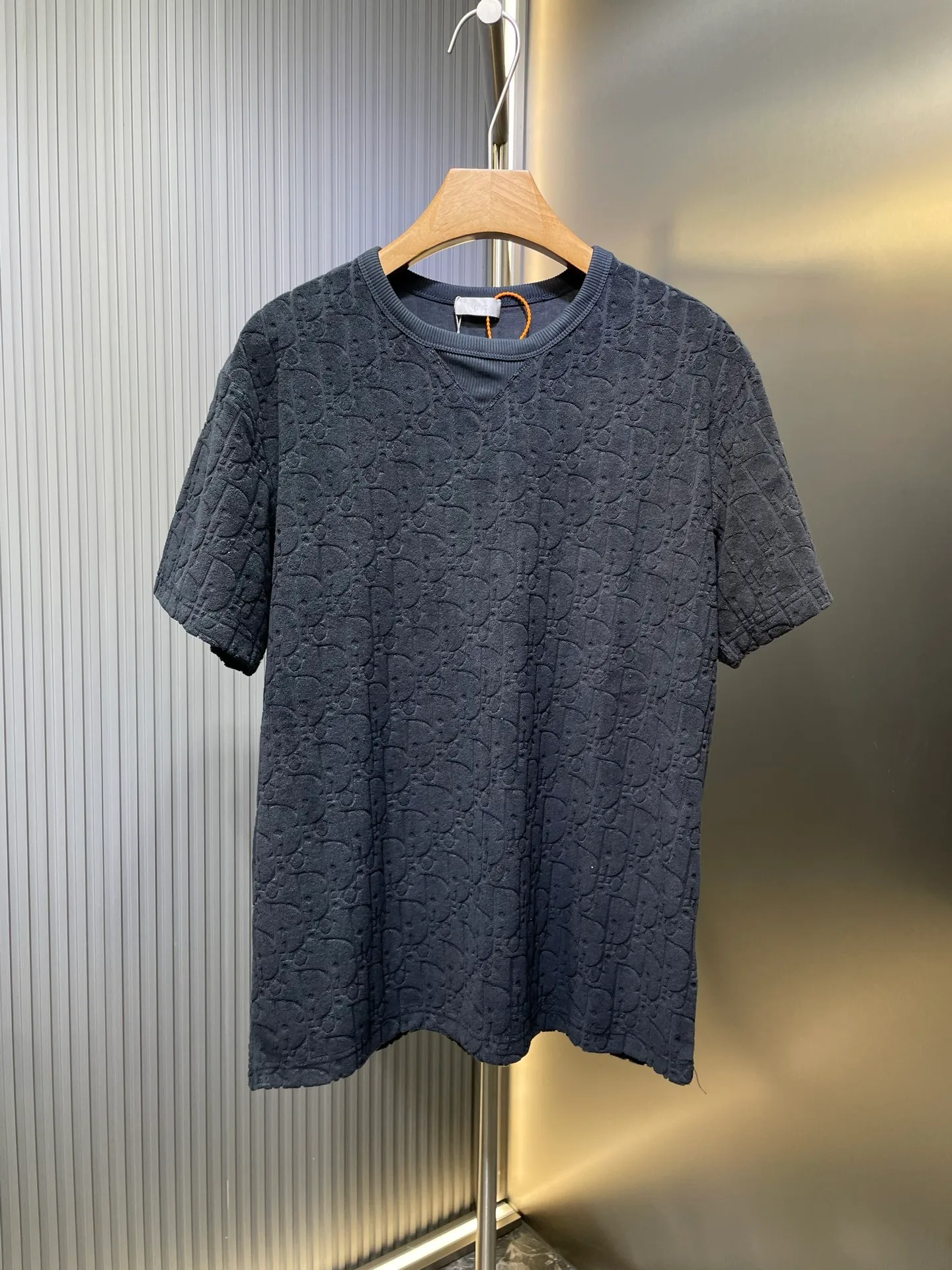 🅿️280 dior🌟【Top replica】All-over printed terry short sleeves Process description: Custom-woven and dyed pure cotton 100% jacquard material oblique presbyopic pattern fabric Weight 300g Positioning pattern Positioning tailoring Every piece is in the same position Jacquard cotton towel material Dark pattern Heavy feel The overall wiring is straight and delicate, the fabric is comfortable and soft, the color is consistent and no color difference It can be matched with the same style to create a fashionable look, and can be used in various occasions. Customized accessories, complete with three standards, same style for men and women! size：s-xl
