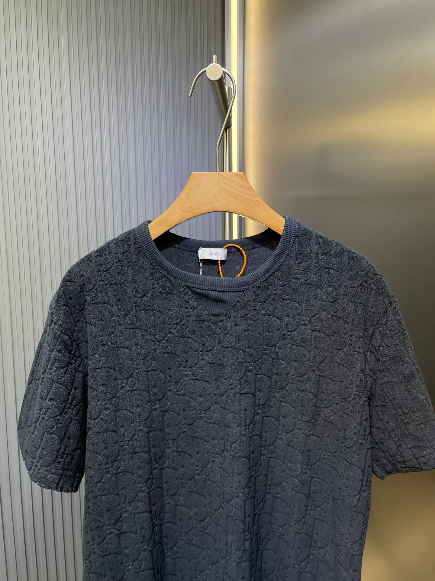 🅿️280 dior🌟【Top replica】All-over printed terry short sleeves Process description: Custom-woven and dyed pure cotton 100% jacquard material oblique presbyopic pattern fabric Weight 300g Positioning pattern Positioning tailoring Every piece is in the same position Jacquard cotton towel material Dark pattern Heavy feel The overall wiring is straight and delicate, the fabric is comfortable and soft, the color is consistent and no color difference It can be matched with the same style to create a fashionable look, and can be used in various occasions. Customized accessories, complete with three standards, same style for men and women! size：s-xl