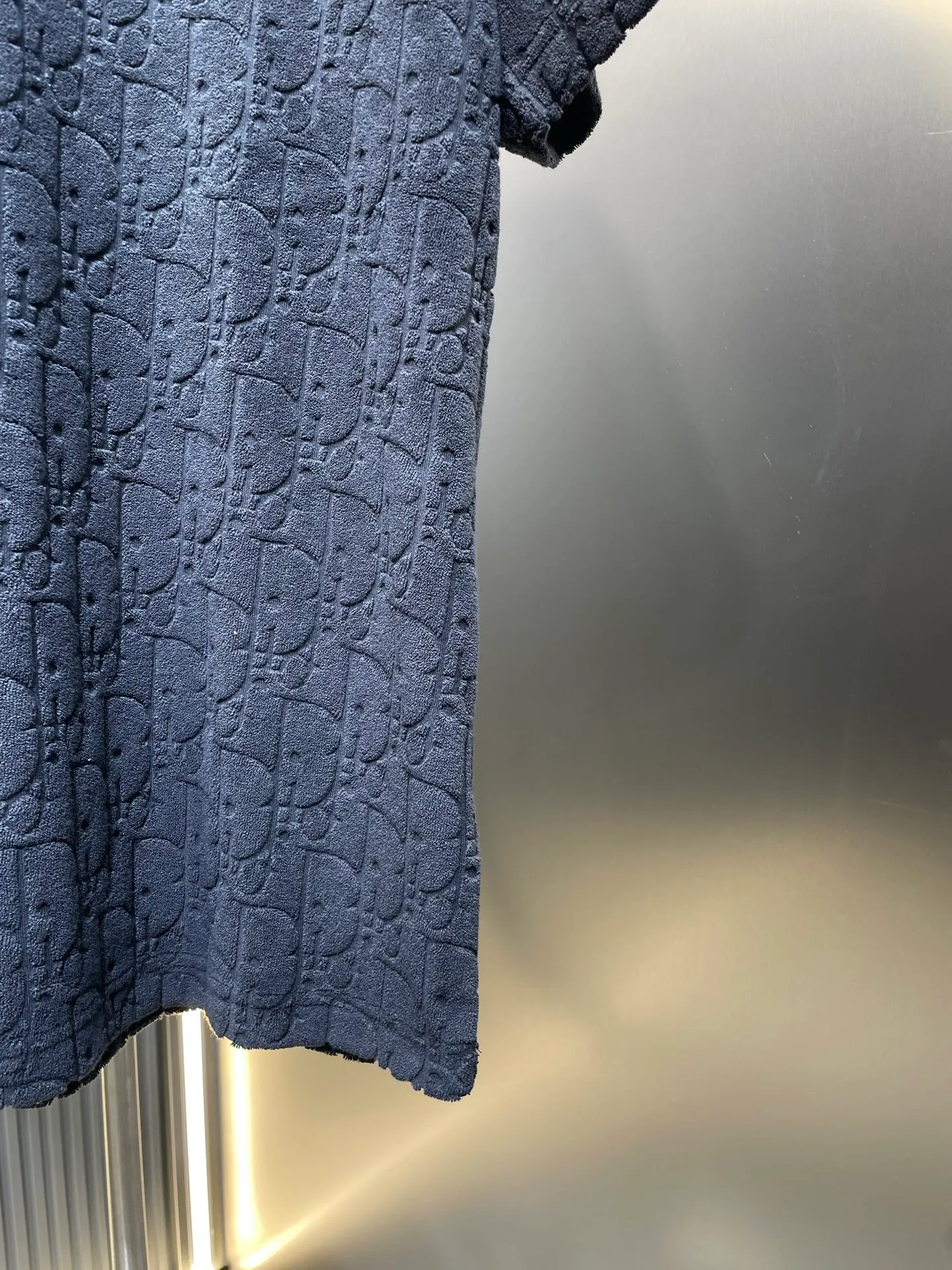 🅿️280 dior🌟【Top replica】All-over printed terry short sleeves Process description: Custom-woven and dyed pure cotton 100% jacquard material oblique presbyopic pattern fabric Weight 300g Positioning pattern Positioning tailoring Every piece is in the same position Jacquard cotton towel material Dark pattern Heavy feel The overall wiring is straight and delicate, the fabric is comfortable and soft, the color is consistent and no color difference It can be matched with the same style to create a fashionable look, and can be used in various occasions. Customized accessories, complete with three standards, same style for men and women! size：s-xl