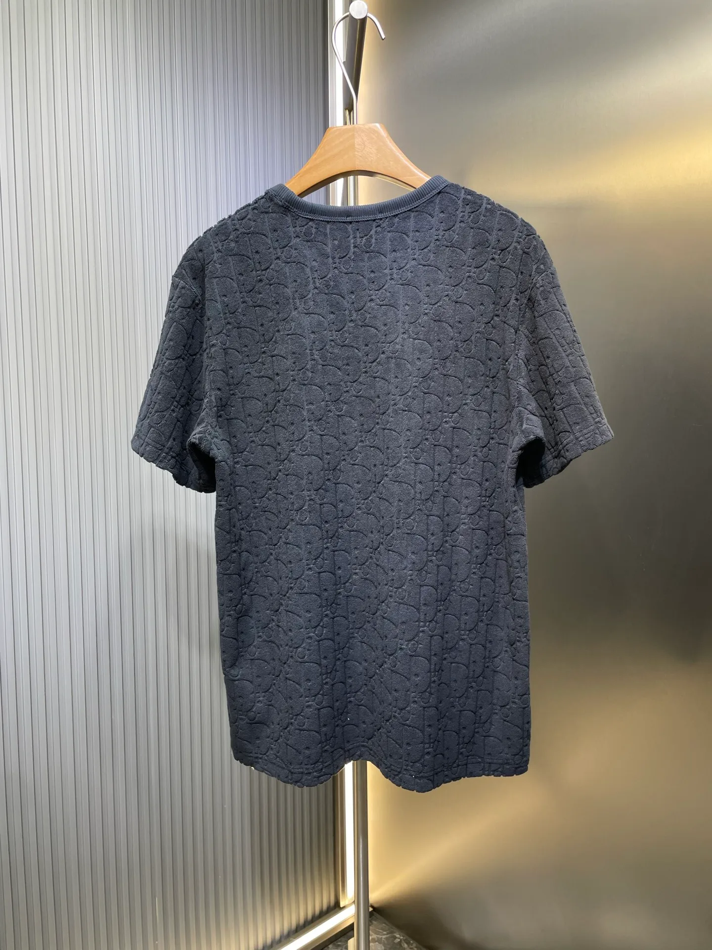 🅿️280 dior🌟【Top replica】All-over printed terry short sleeves Process description: Custom-woven and dyed pure cotton 100% jacquard material oblique presbyopic pattern fabric Weight 300g Positioning pattern Positioning tailoring Every piece is in the same position Jacquard cotton towel material Dark pattern Heavy feel The overall wiring is straight and delicate, the fabric is comfortable and soft, the color is consistent and no color difference It can be matched with the same style to create a fashionable look, and can be used in various occasions. Customized accessories, complete with three standards, same style for men and women! size：s-xl