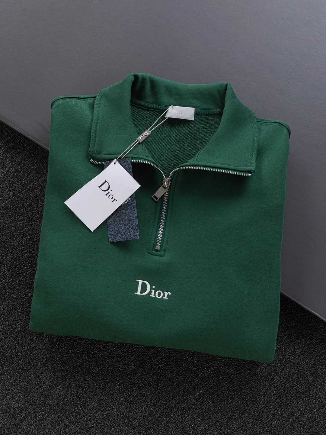 🅿️320 DIOR Dior CD micro wide version S-XL DIOR 25ss autumn and winter stand-up collar sweatshirt new Paris fashion show timeless classic style Stand collar, chest zipper, CD letter embroidered 🪡 logo pattern, the back panel is the leader in the luxury world, D family is well-deserved, and the piece I am going to talk about today, the first thing that catches the eye is the loose and comfortable black and white solid color version~~ The ribbed round collar has become the best modification of its version, while D family has the upper body LOGO listed on the front, and the unique letter logo patch embroidery design highlights the texture! The most traditional modification method combined with the simplest color scale contrast forms the strongest and direct contrast, and this is often the most concise and clear minimalist modification method~~A nostalgic classic atmosphere also spreads in this work inadvertently! ! Featuring a distinctive 47 logo patch embroidery on the front, a unique tribute to Dior's historic year! Coupled with the blessing of 440 grams of cotton material, both the comfort of the upper body is unparalleled. It can be said to be a must-have companion in summer. The excellent breathability and comfortable wearing feeling are unparalleled~ Recommended! ! Color: Gray Green Size: S-XL Size chart: S: Shoulder width 51-Bust 56-Length 69 M: Shoulder width 52.5-Bust 58-Length 71 L: Shoulder width 54-Bust 60-Length 73 XL: Shoulder width 55.5-Bust 62-Length 75