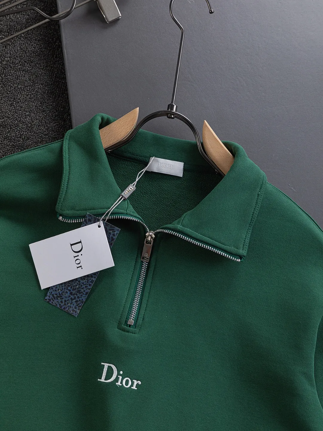 🅿️320 DIOR Dior CD micro wide version S-XL DIOR 25ss autumn and winter stand-up collar sweatshirt new Paris fashion show timeless classic style Stand collar, chest zipper, CD letter embroidered 🪡 logo pattern, the back panel is the leader in the luxury world, D family is well-deserved, and the piece I am going to talk about today, the first thing that catches the eye is the loose and comfortable black and white solid color version~~ The ribbed round collar has become the best modification of its version, while D family has the upper body LOGO listed on the front, and the unique letter logo patch embroidery design highlights the texture! The most traditional modification method combined with the simplest color scale contrast forms the strongest and direct contrast, and this is often the most concise and clear minimalist modification method~~A nostalgic classic atmosphere also spreads in this work inadvertently! ! Featuring a distinctive 47 logo patch embroidery on the front, a unique tribute to Dior's historic year! Coupled with the blessing of 440 grams of cotton material, both the comfort of the upper body is unparalleled. It can be said to be a must-have companion in summer. The excellent breathability and comfortable wearing feeling are unparalleled~ Recommended! ! Color: Gray Green Size: S-XL Size chart: S: Shoulder width 51-Bust 56-Length 69 M: Shoulder width 52.5-Bust 58-Length 71 L: Shoulder width 54-Bust 60-Length 73 XL: Shoulder width 55.5-Bust 62-Length 75