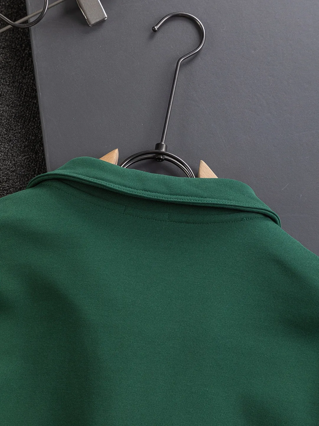 🅿️320 DIOR Dior CD micro wide version S-XL DIOR 25ss autumn and winter stand-up collar sweatshirt new Paris fashion show timeless classic style Stand collar, chest zipper, CD letter embroidered 🪡 logo pattern, the back panel is the leader in the luxury world, D family is well-deserved, and the piece I am going to talk about today, the first thing that catches the eye is the loose and comfortable black and white solid color version~~ The ribbed round collar has become the best modification of its version, while D family has the upper body LOGO listed on the front, and the unique letter logo patch embroidery design highlights the texture! The most traditional modification method combined with the simplest color scale contrast forms the strongest and direct contrast, and this is often the most concise and clear minimalist modification method~~A nostalgic classic atmosphere also spreads in this work inadvertently! ! Featuring a distinctive 47 logo patch embroidery on the front, a unique tribute to Dior's historic year! Coupled with the blessing of 440 grams of cotton material, both the comfort of the upper body is unparalleled. It can be said to be a must-have companion in summer. The excellent breathability and comfortable wearing feeling are unparalleled~ Recommended! ! Color: Gray Green Size: S-XL Size chart: S: Shoulder width 51-Bust 56-Length 69 M: Shoulder width 52.5-Bust 58-Length 71 L: Shoulder width 54-Bust 60-Length 73 XL: Shoulder width 55.5-Bust 62-Length 75