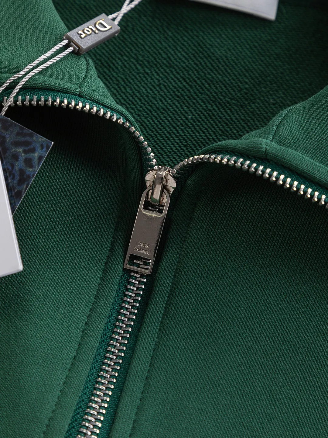 🅿️320 DIOR Dior CD micro wide version S-XL DIOR 25ss autumn and winter stand-up collar sweatshirt new Paris fashion show timeless classic style Stand collar, chest zipper, CD letter embroidered 🪡 logo pattern, the back panel is the leader in the luxury world, D family is well-deserved, and the piece I am going to talk about today, the first thing that catches the eye is the loose and comfortable black and white solid color version~~ The ribbed round collar has become the best modification of its version, while D family has the upper body LOGO listed on the front, and the unique letter logo patch embroidery design highlights the texture! The most traditional modification method combined with the simplest color scale contrast forms the strongest and direct contrast, and this is often the most concise and clear minimalist modification method~~A nostalgic classic atmosphere also spreads in this work inadvertently! ! Featuring a distinctive 47 logo patch embroidery on the front, a unique tribute to Dior's historic year! Coupled with the blessing of 440 grams of cotton material, both the comfort of the upper body is unparalleled. It can be said to be a must-have companion in summer. The excellent breathability and comfortable wearing feeling are unparalleled~ Recommended! ! Color: Gray Green Size: S-XL Size chart: S: Shoulder width 51-Bust 56-Length 69 M: Shoulder width 52.5-Bust 58-Length 71 L: Shoulder width 54-Bust 60-Length 73 XL: Shoulder width 55.5-Bust 62-Length 75