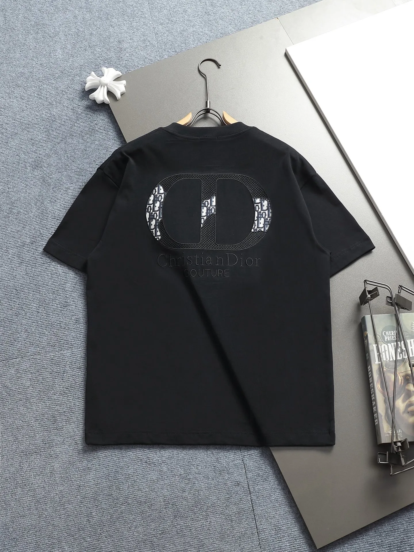 🅿️220 DIOR Dior CD letters Logo logo stitching embroidery🪡 Exquisitely upgraded, inspired by the 1980s retro Original fabric Official same style Customized 320g same vat dyed fabric Very comfortable to the touch Latest brick cabinet synchronization for spring and summer Fashionable and personalized Super versatile and good-looking one Very suitable for both men and women A must-have for everyone Hang tag Collar label Washed wheat Complete with three labels Color: Black White Size: S M L XL