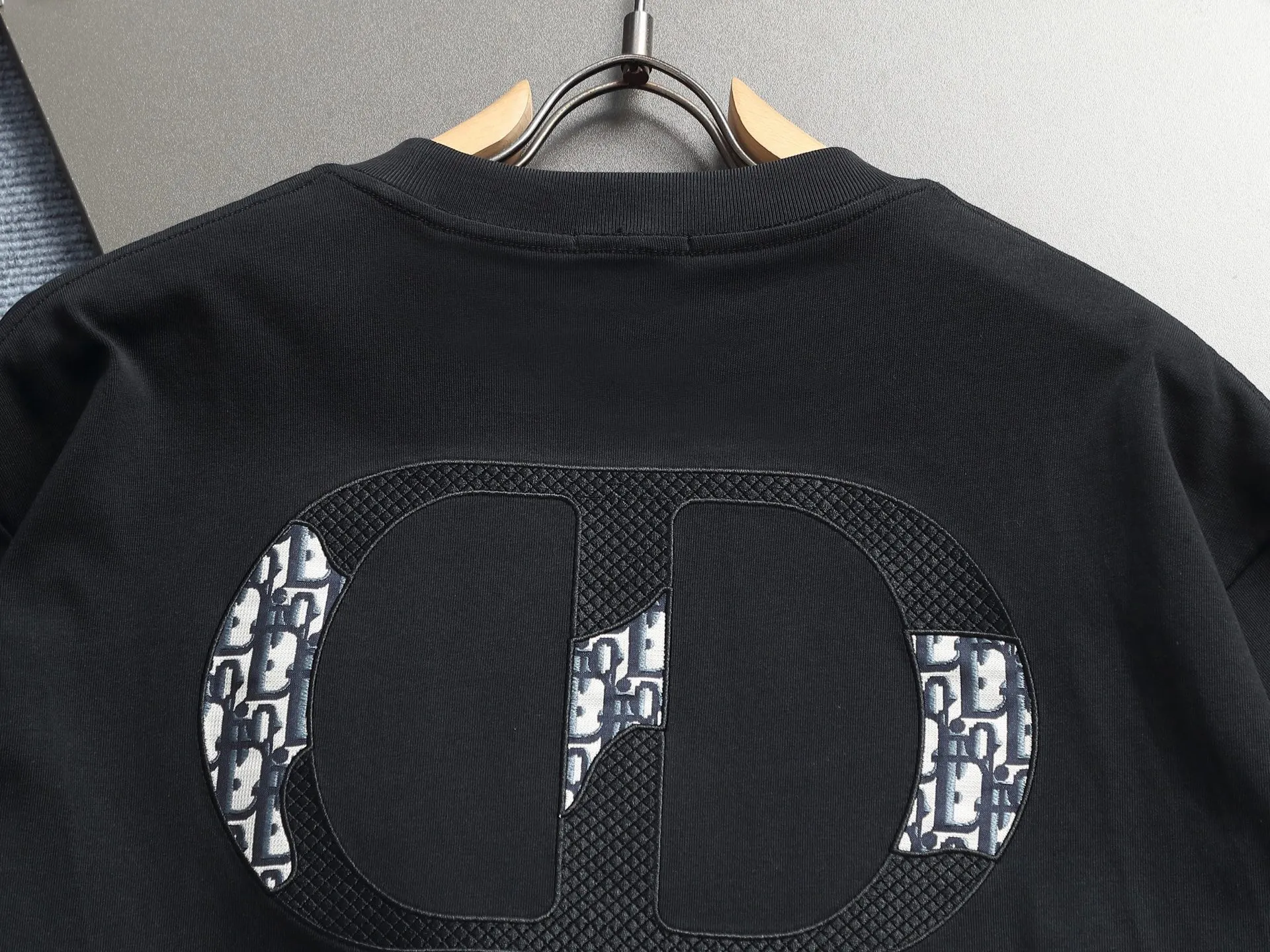 🅿️220 DIOR Dior CD letters Logo logo stitching embroidery🪡 Exquisitely upgraded, inspired by the 1980s retro Original fabric Official same style Customized 320g same vat dyed fabric Very comfortable to the touch Latest brick cabinet synchronization for spring and summer Fashionable and personalized Super versatile and good-looking one Very suitable for both men and women A must-have for everyone Hang tag Collar label Washed wheat Complete with three labels Color: Black White Size: S M L XL