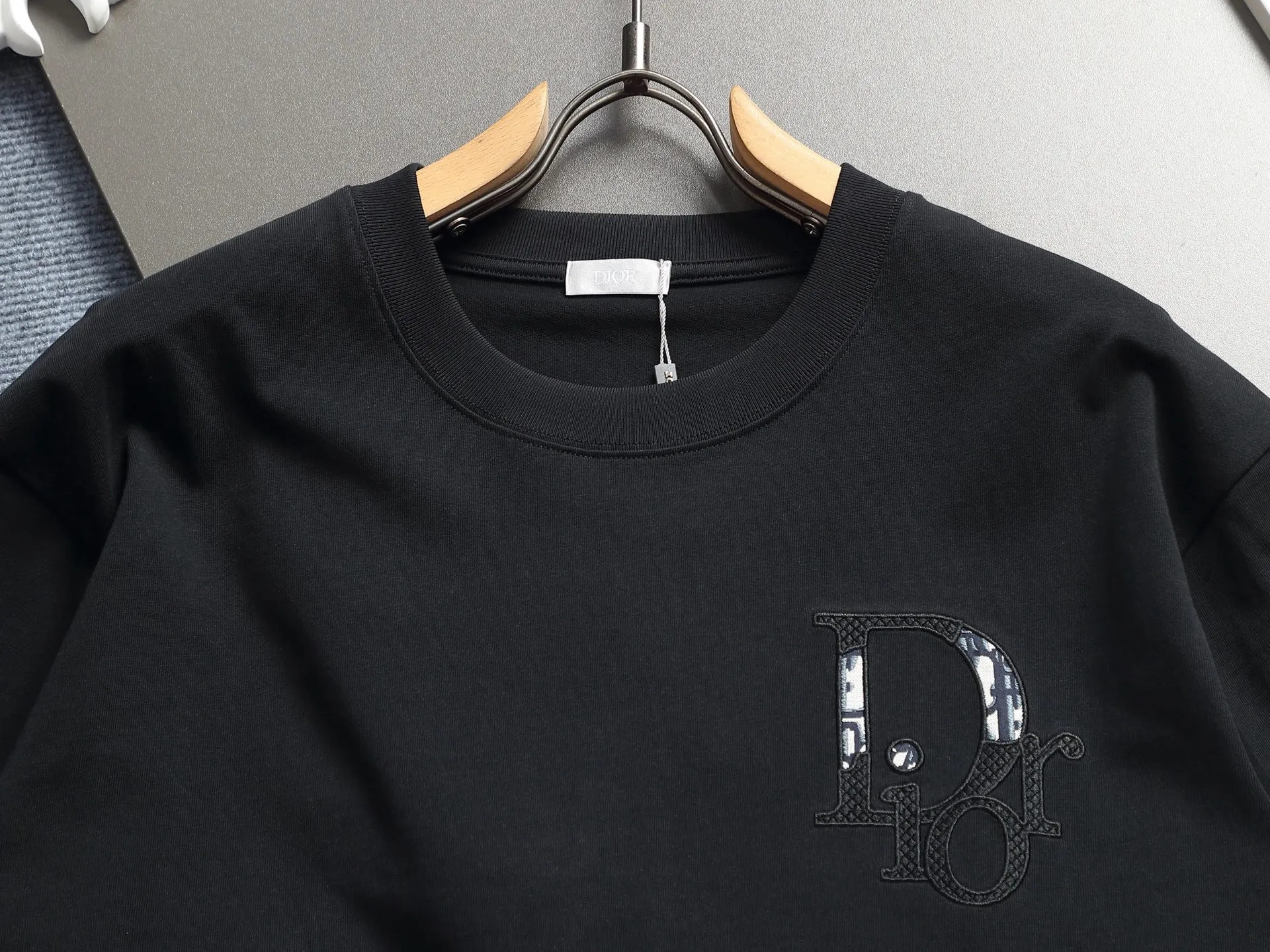 🅿️220 DIOR Dior CD letters Logo logo stitching embroidery🪡 Exquisitely upgraded, inspired by the 1980s retro Original fabric Official same style Customized 320g same vat dyed fabric Very comfortable to the touch Latest brick cabinet synchronization for spring and summer Fashionable and personalized Super versatile and good-looking one Very suitable for both men and women A must-have for everyone Hang tag Collar label Washed wheat Complete with three labels Color: Black White Size: S M L XL