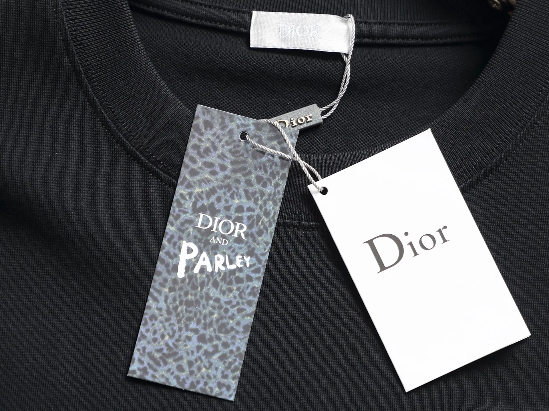 🅿️220 DIOR Dior CD letters Logo logo stitching embroidery🪡 Exquisitely upgraded, inspired by the 1980s retro Original fabric Official same style Customized 320g same vat dyed fabric Very comfortable to the touch Latest brick cabinet synchronization for spring and summer Fashionable and personalized Super versatile and good-looking one Very suitable for both men and women A must-have for everyone Hang tag Collar label Washed wheat Complete with three labels Color: Black White Size: S M L XL